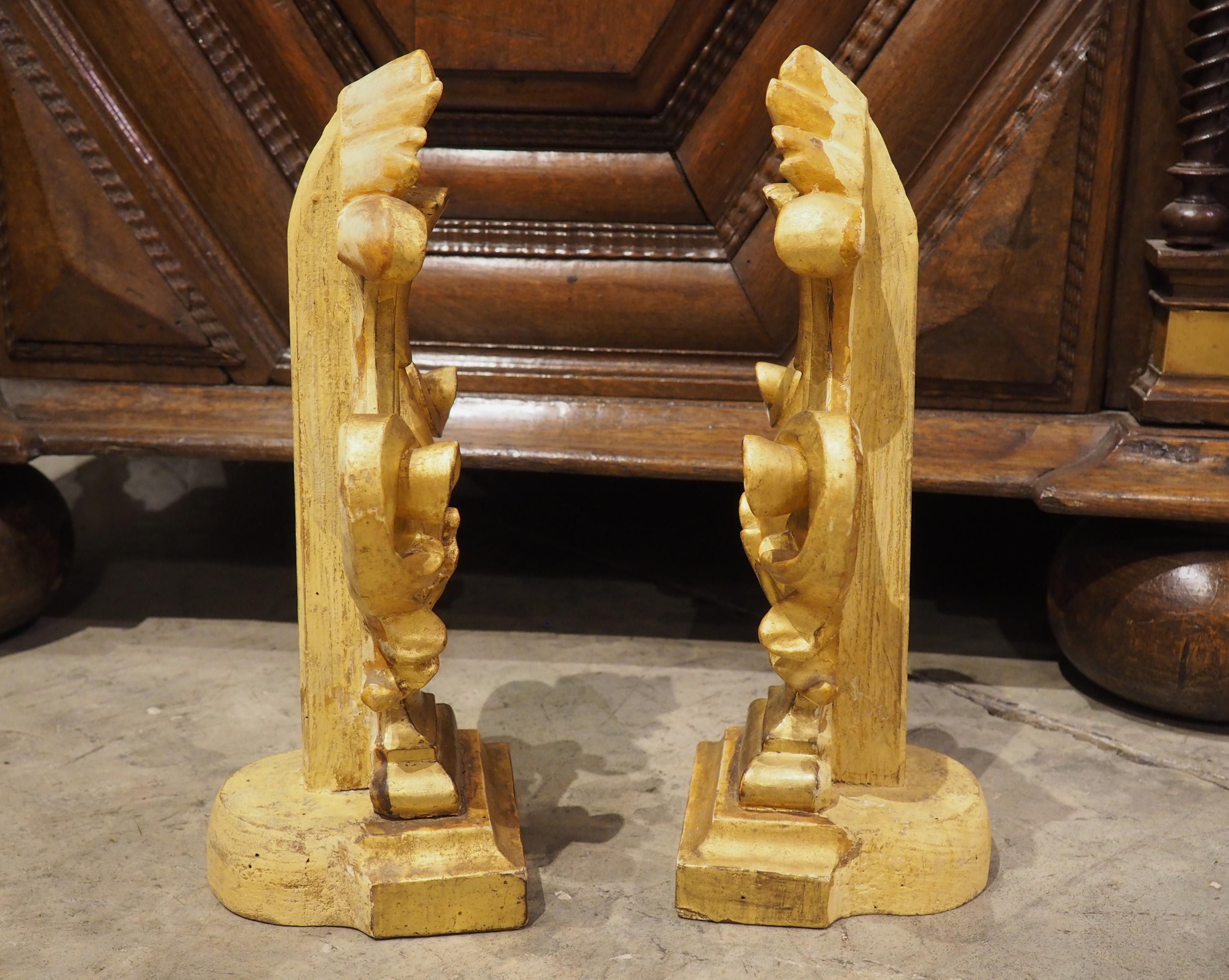 Coppia di terminali decorativi in legno dorato italiano del 1750 circa in vendita 4