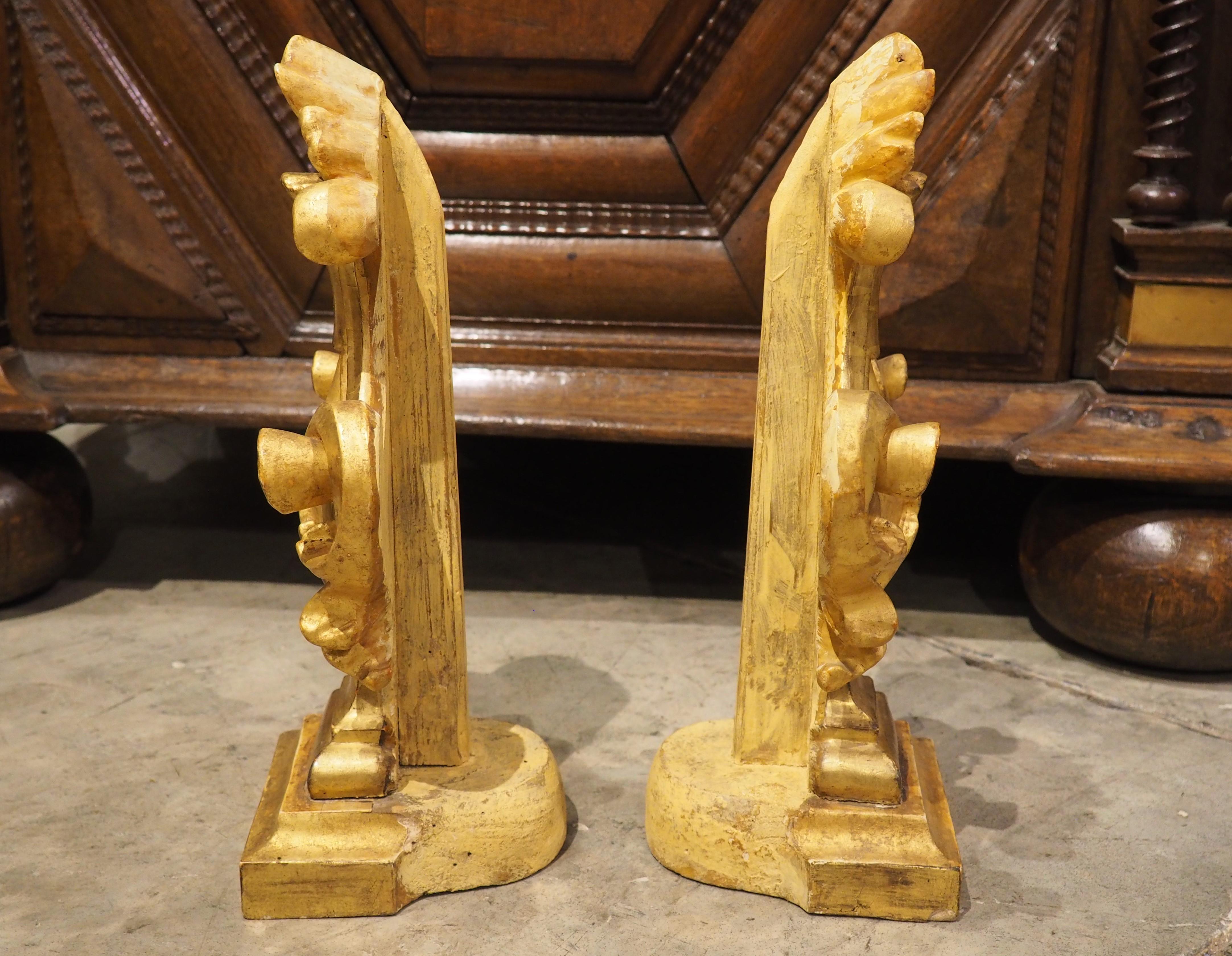 Coppia di terminali decorativi in legno dorato italiano del 1750 circa in vendita 5