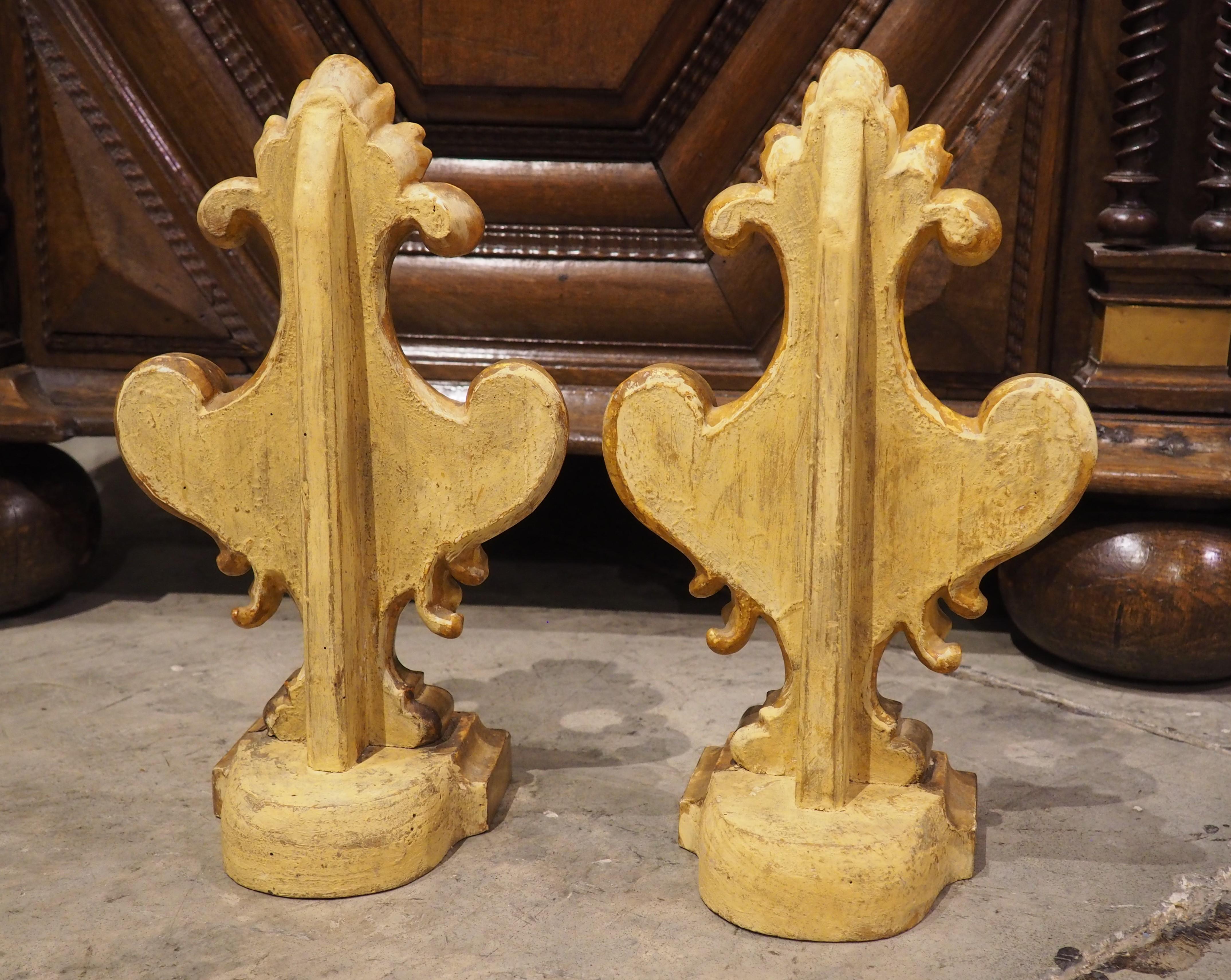 Coppia di terminali decorativi in legno dorato italiano del 1750 circa in vendita 6