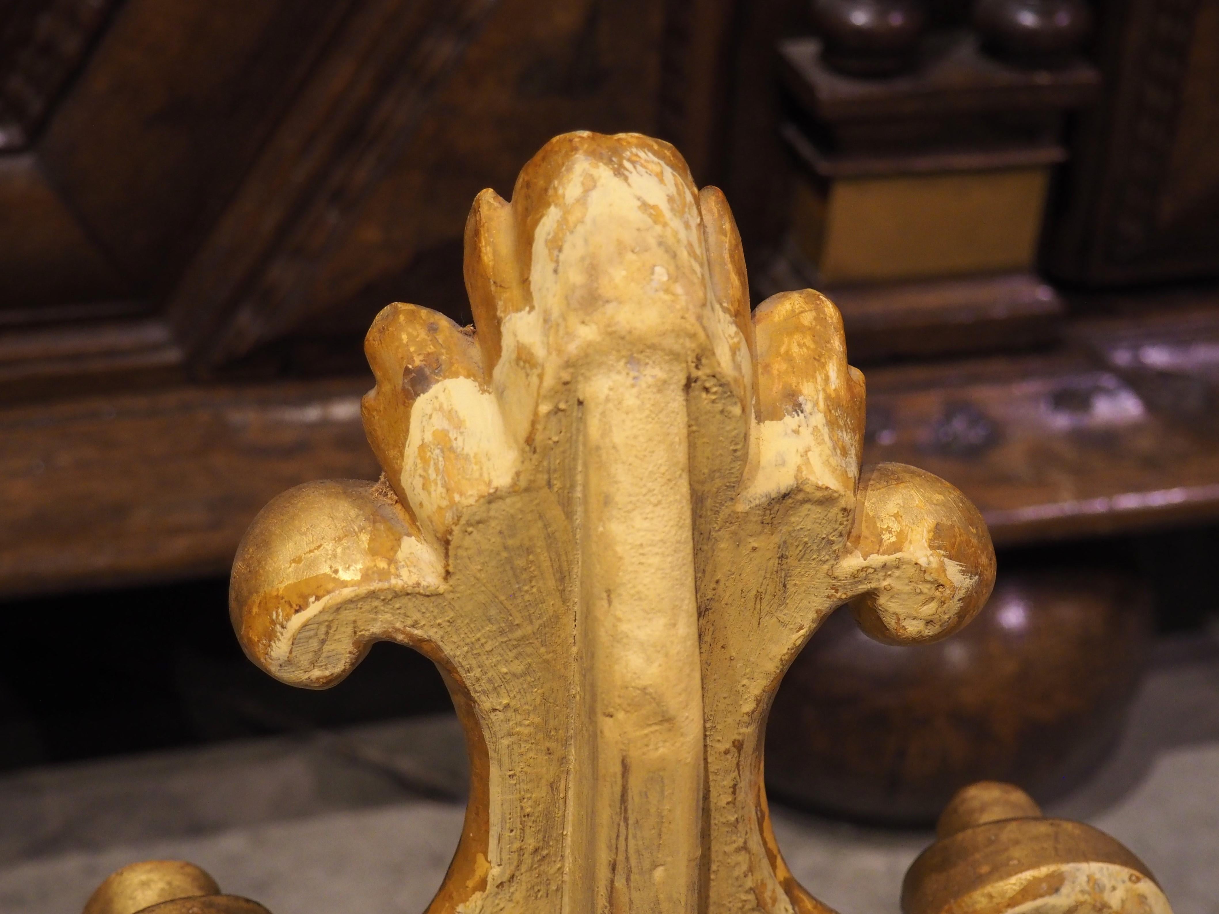 Coppia di terminali decorativi in legno dorato italiano del 1750 circa in vendita 7