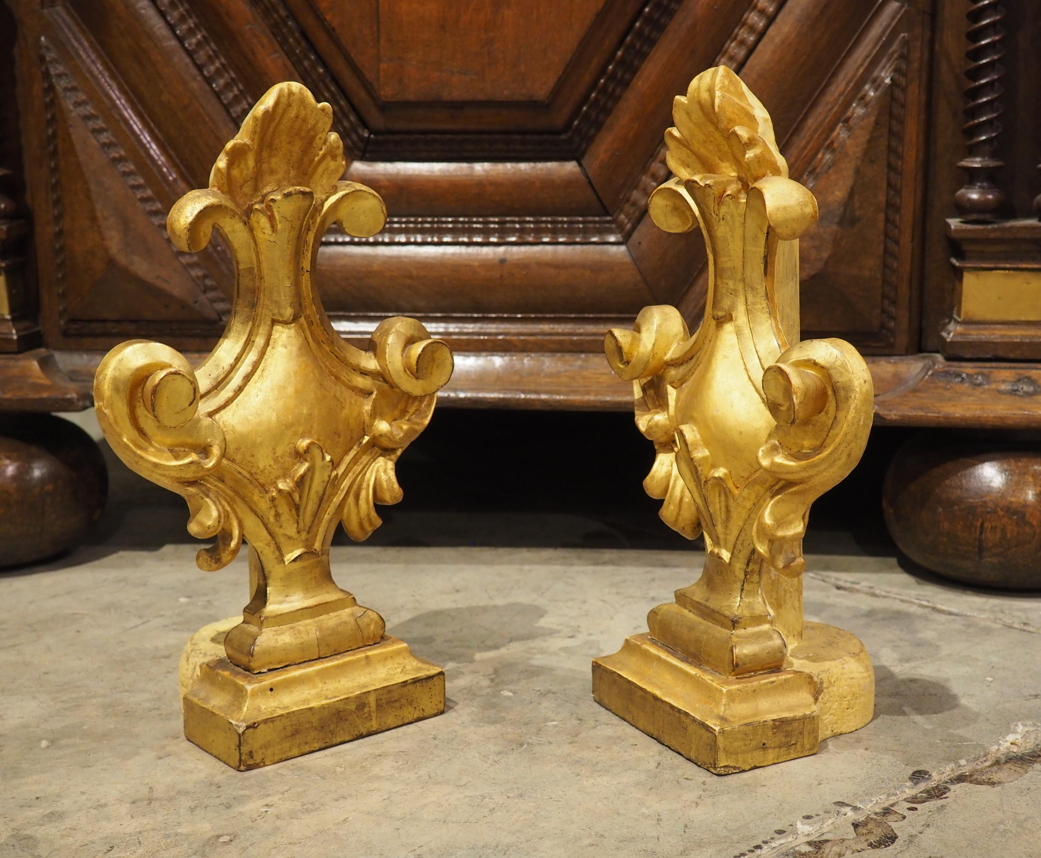 Coppia di terminali decorativi in legno dorato italiano del 1750 circa in vendita 8