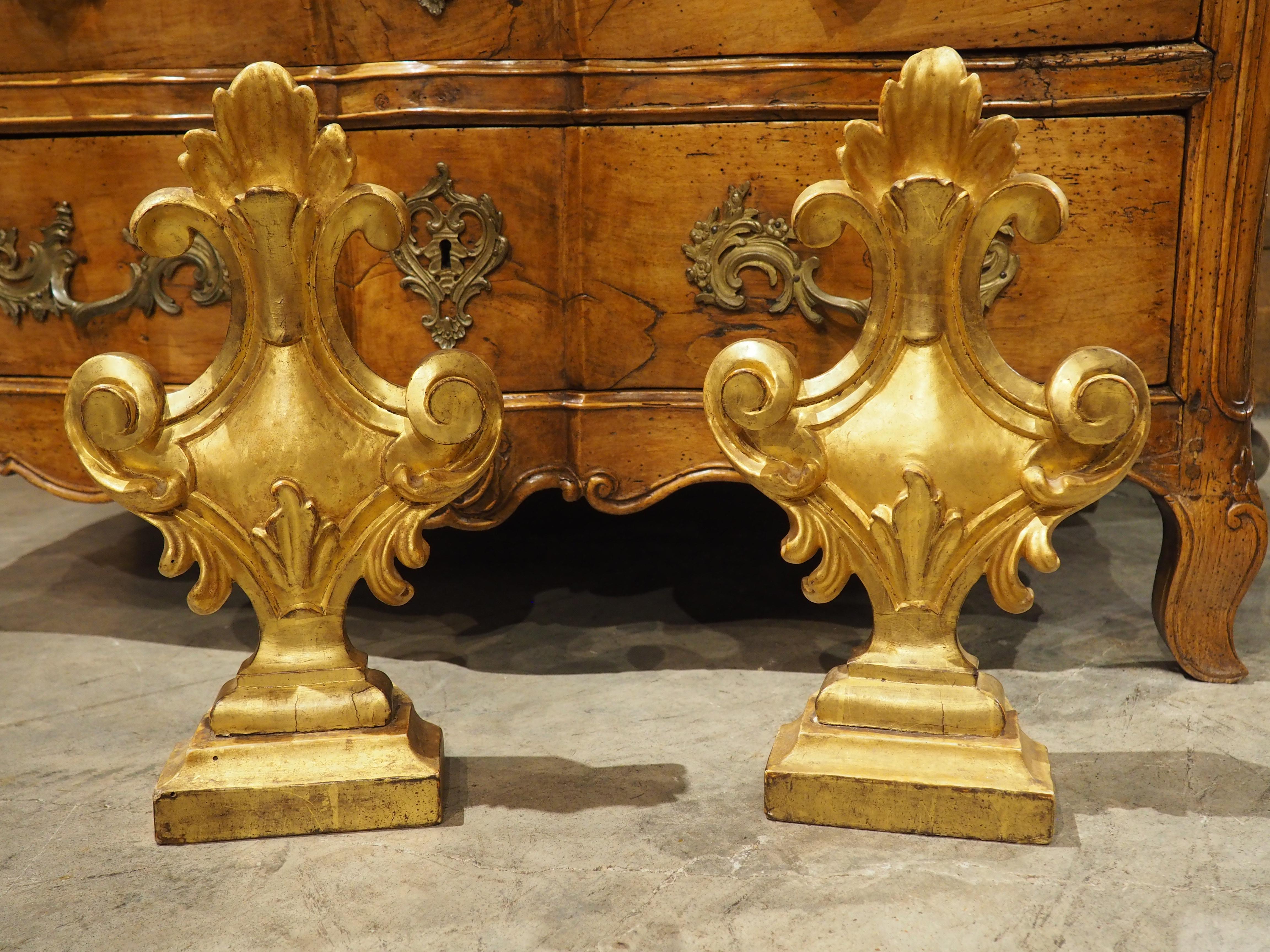 Coppia di terminali decorativi in legno dorato italiano del 1750 circa in vendita 9