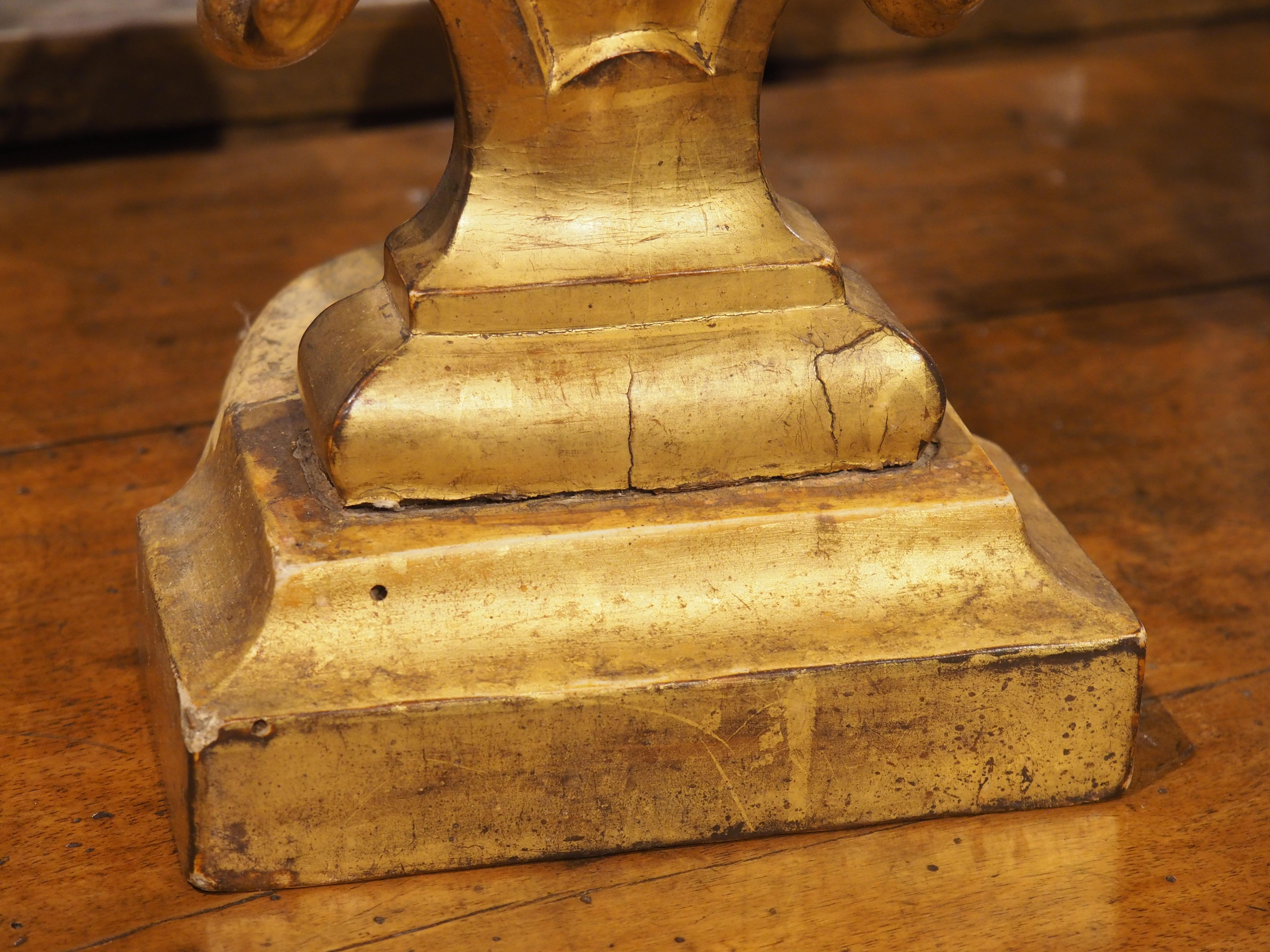 Coppia di terminali decorativi in legno dorato italiano del 1750 circa in vendita 11