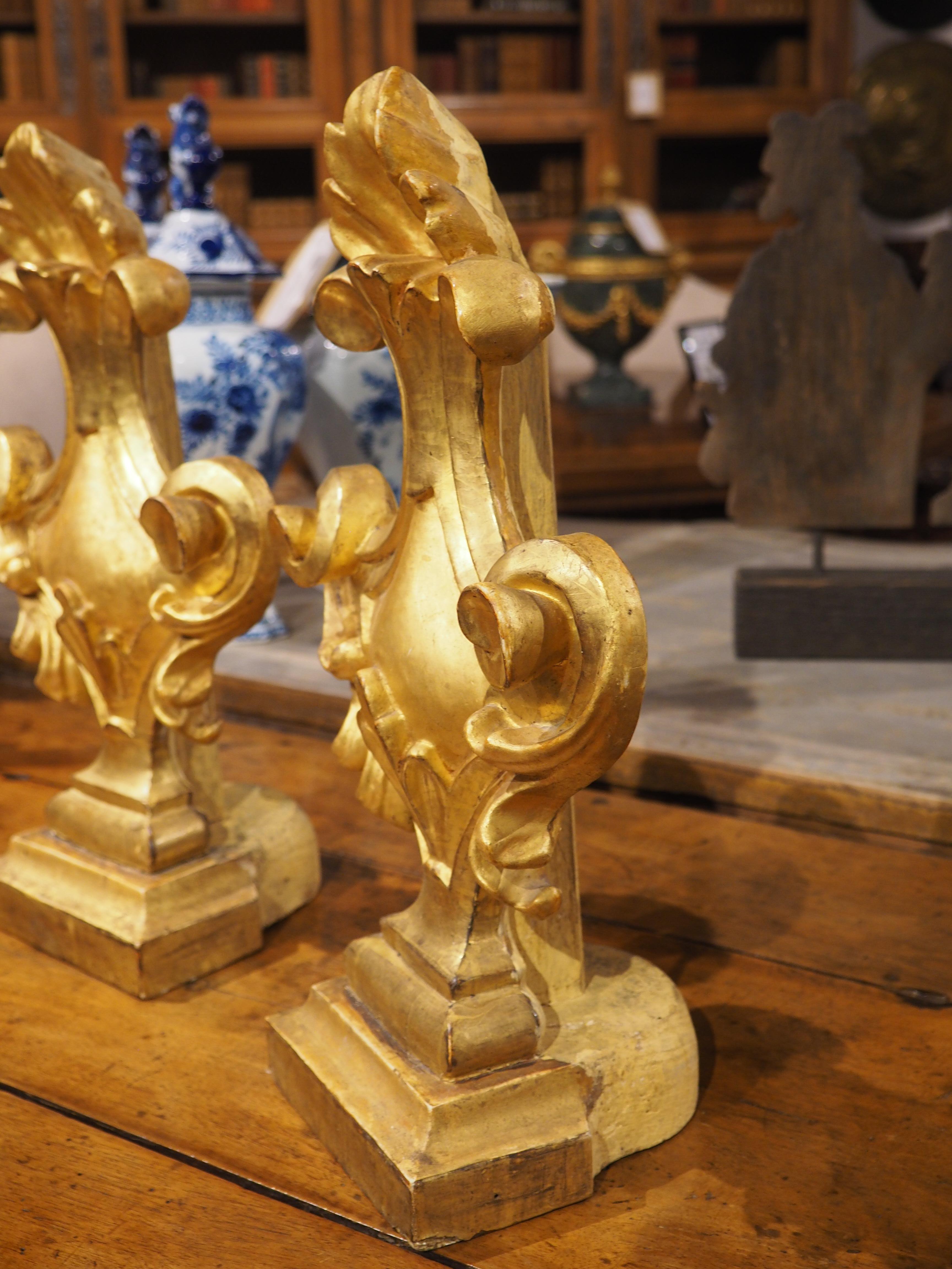 Coppia di terminali decorativi in legno dorato italiano del 1750 circa in vendita 13