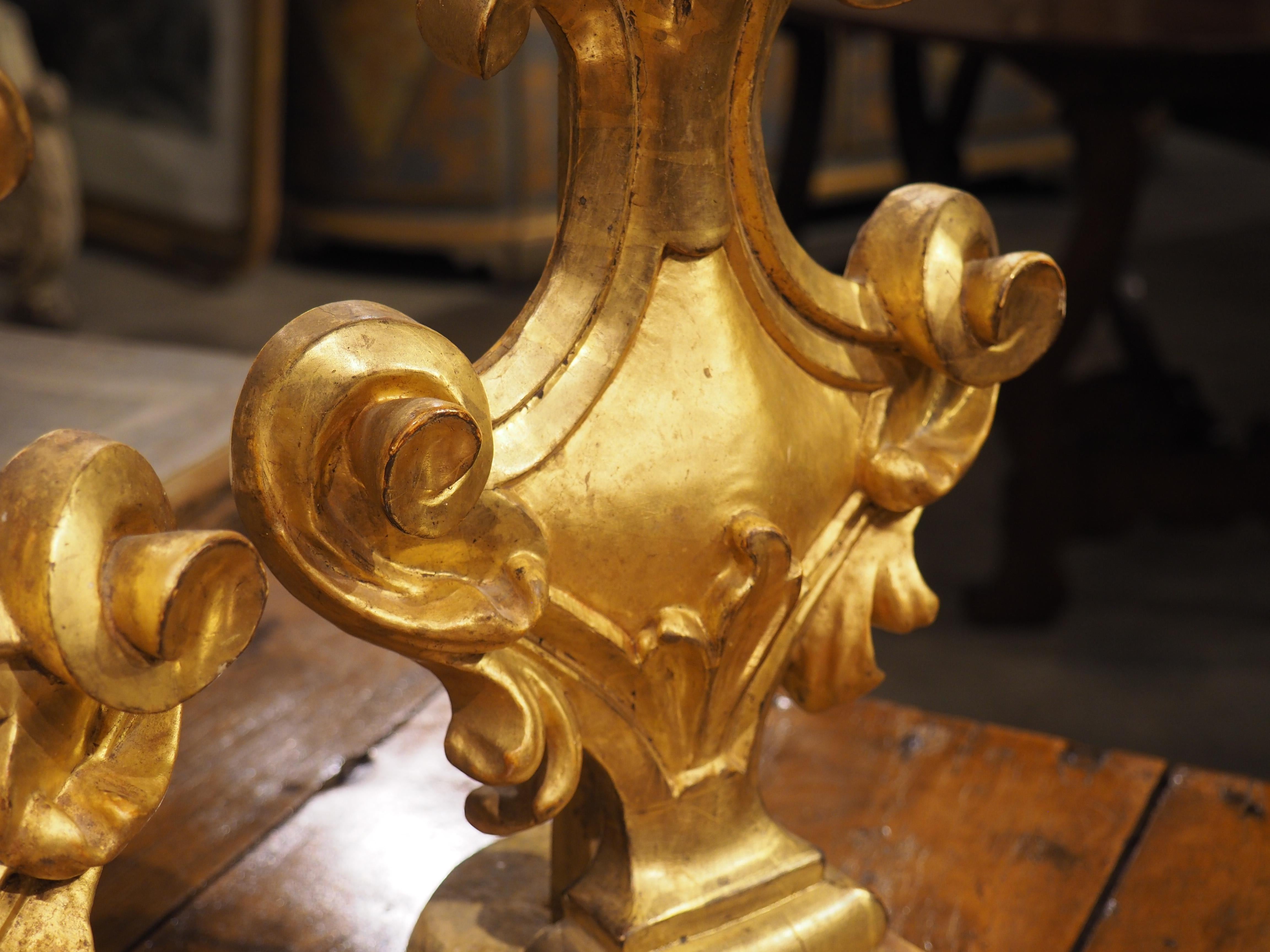 Ulteriori informazioni in arrivo...

Risalenti al 1750 circa, questi terminali decorativi in legno dorato provengono dall'Italia.  Ogni terminale ha uno sfondo a forma di console, circondato da volute, punte di foglie arricciate e una cresta