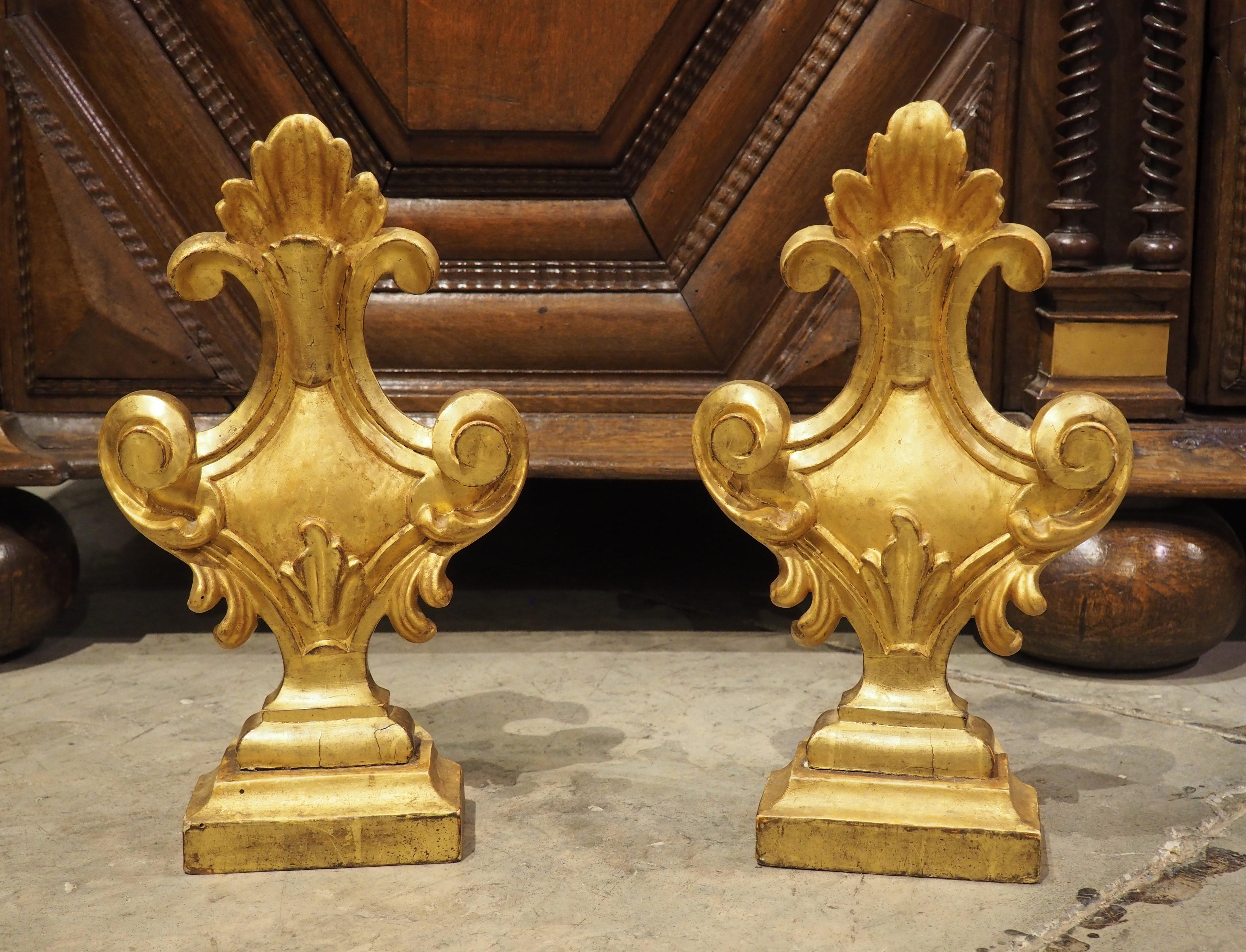 Coppia di terminali decorativi in legno dorato italiano del 1750 circa in vendita 14