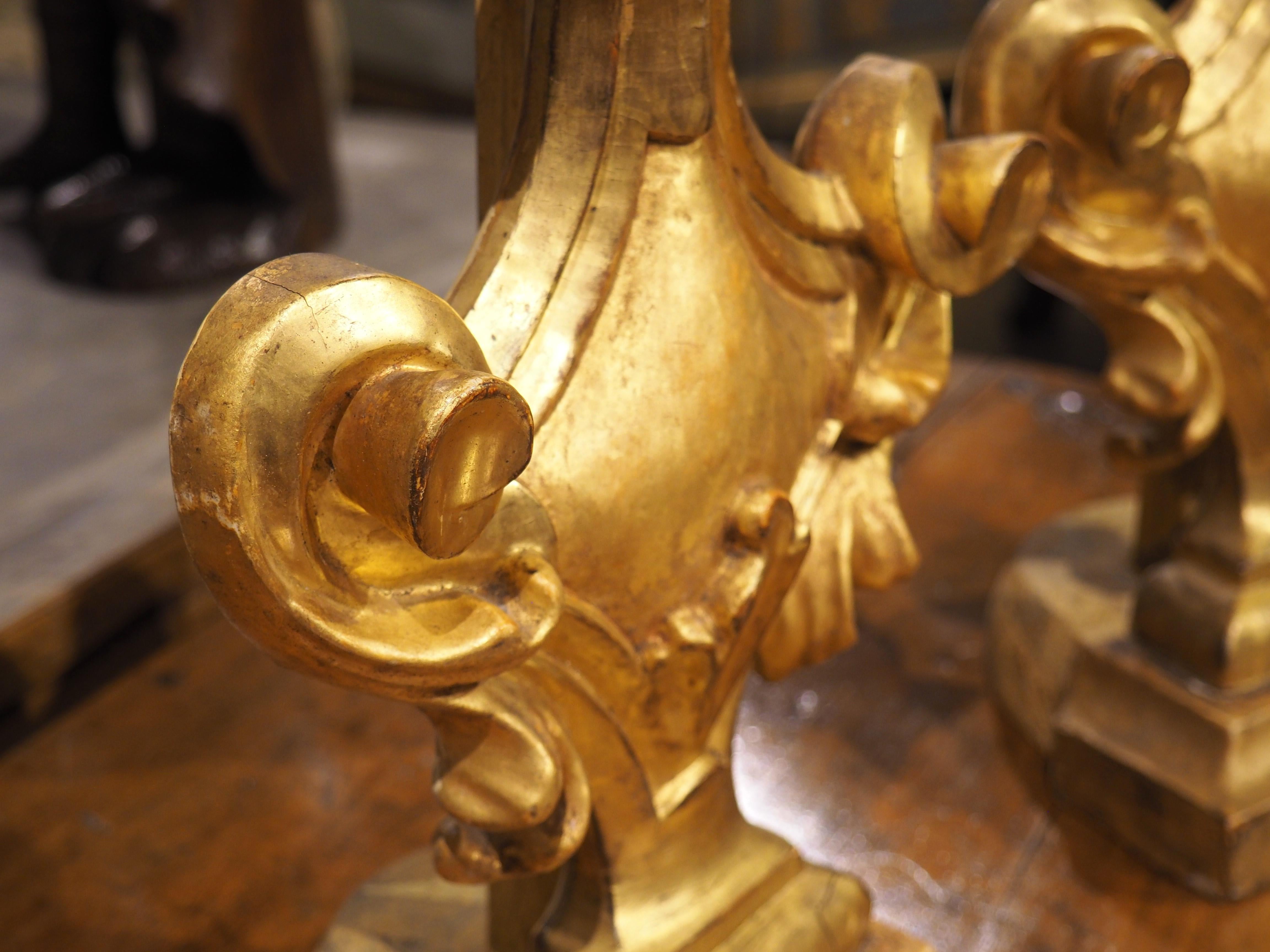 Intagliato a mano Coppia di terminali decorativi in legno dorato italiano del 1750 circa in vendita