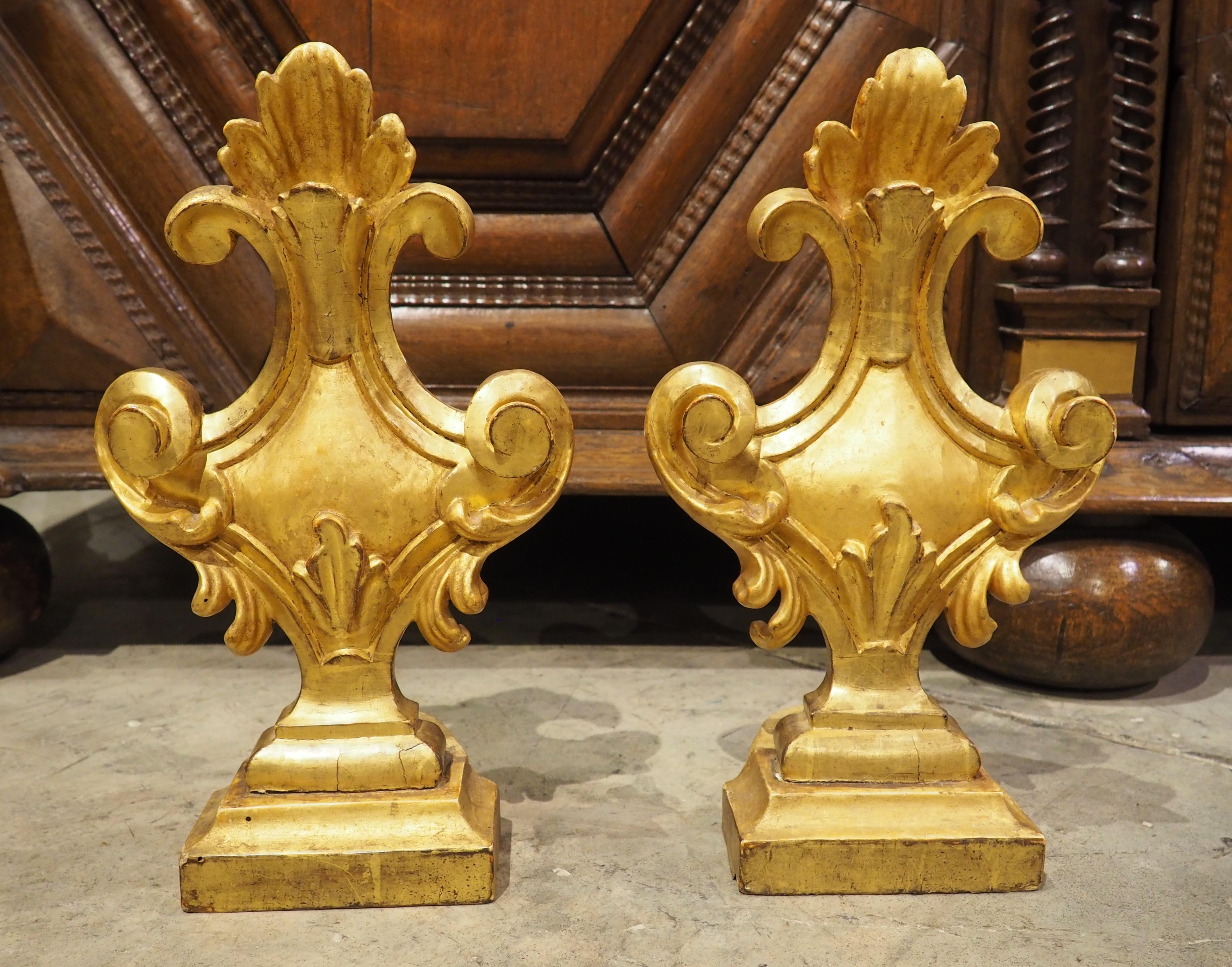 Coppia di terminali decorativi in legno dorato italiano del 1750 circa In condizioni buone in vendita a Dallas, TX
