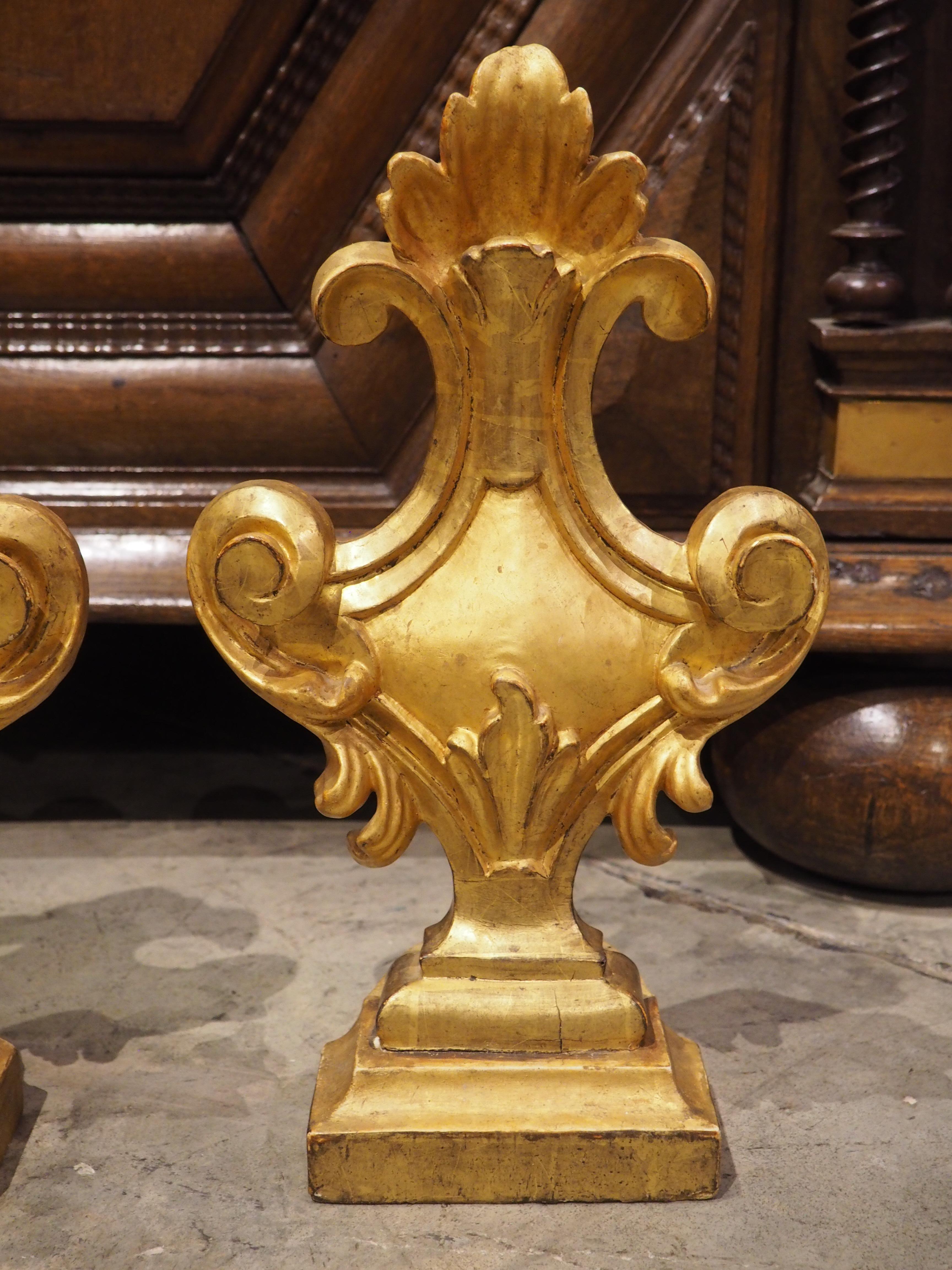 XVIII secolo Coppia di terminali decorativi in legno dorato italiano del 1750 circa in vendita