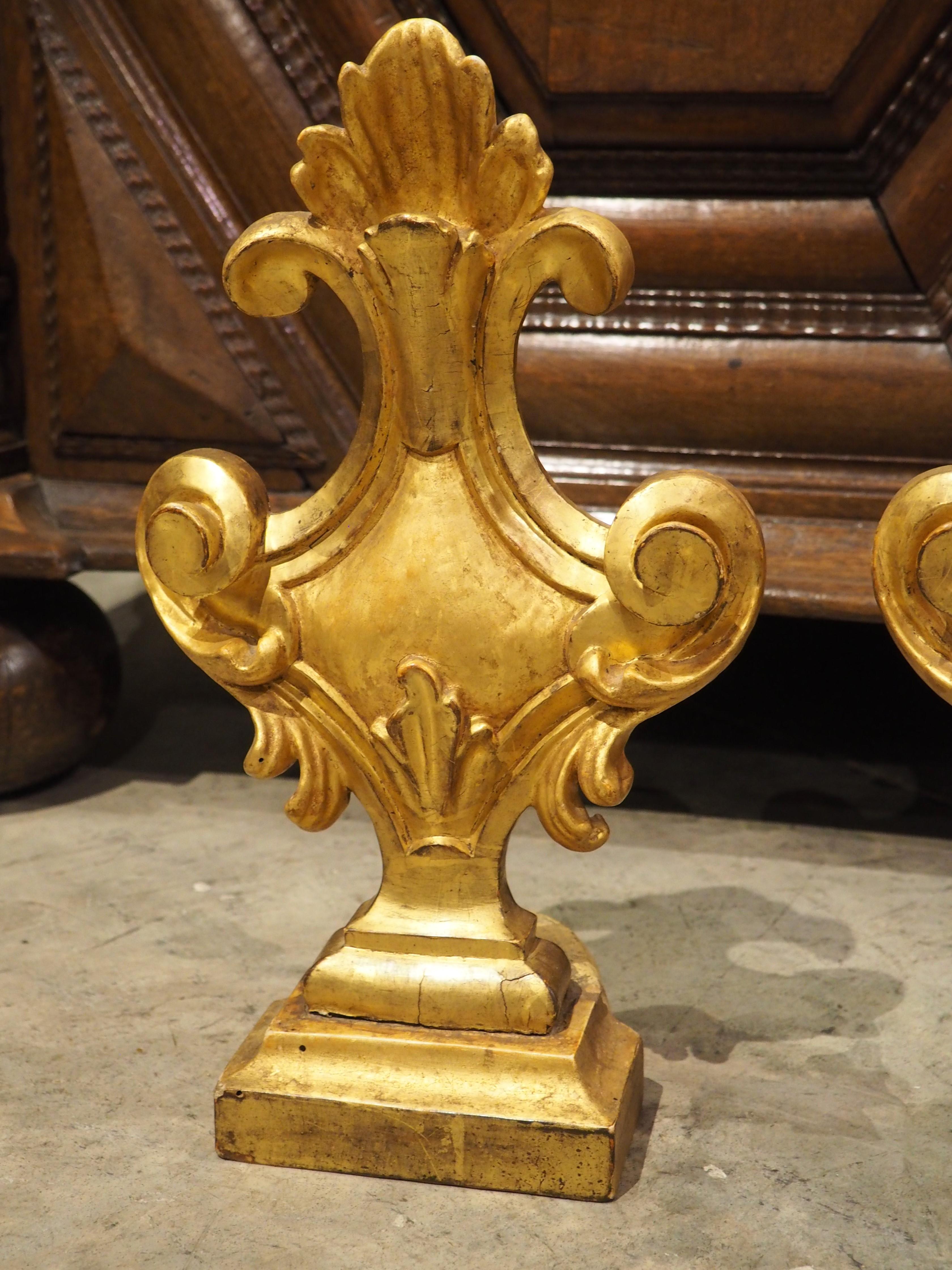 Legno Coppia di terminali decorativi in legno dorato italiano del 1750 circa in vendita