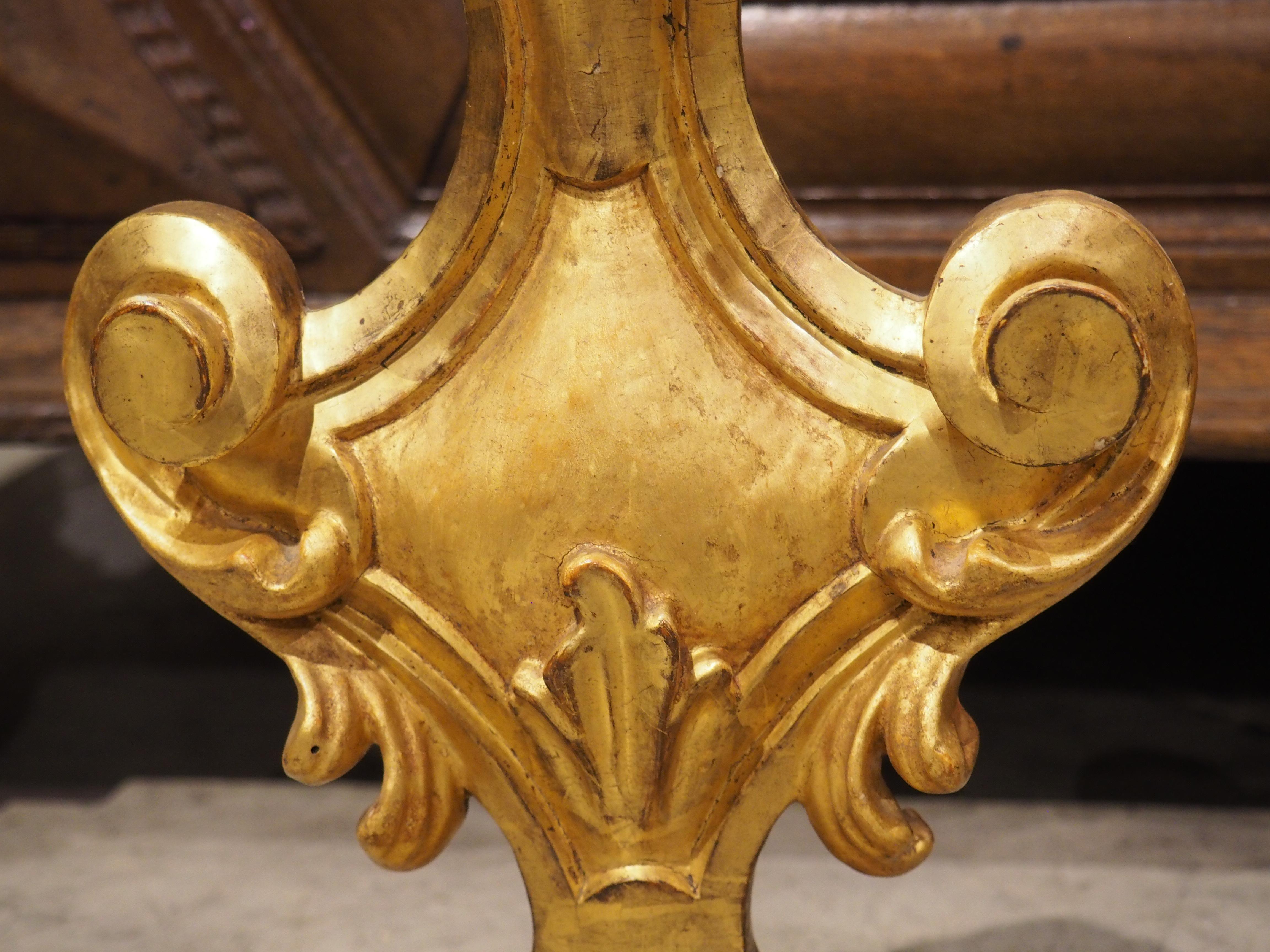 Coppia di terminali decorativi in legno dorato italiano del 1750 circa in vendita 1