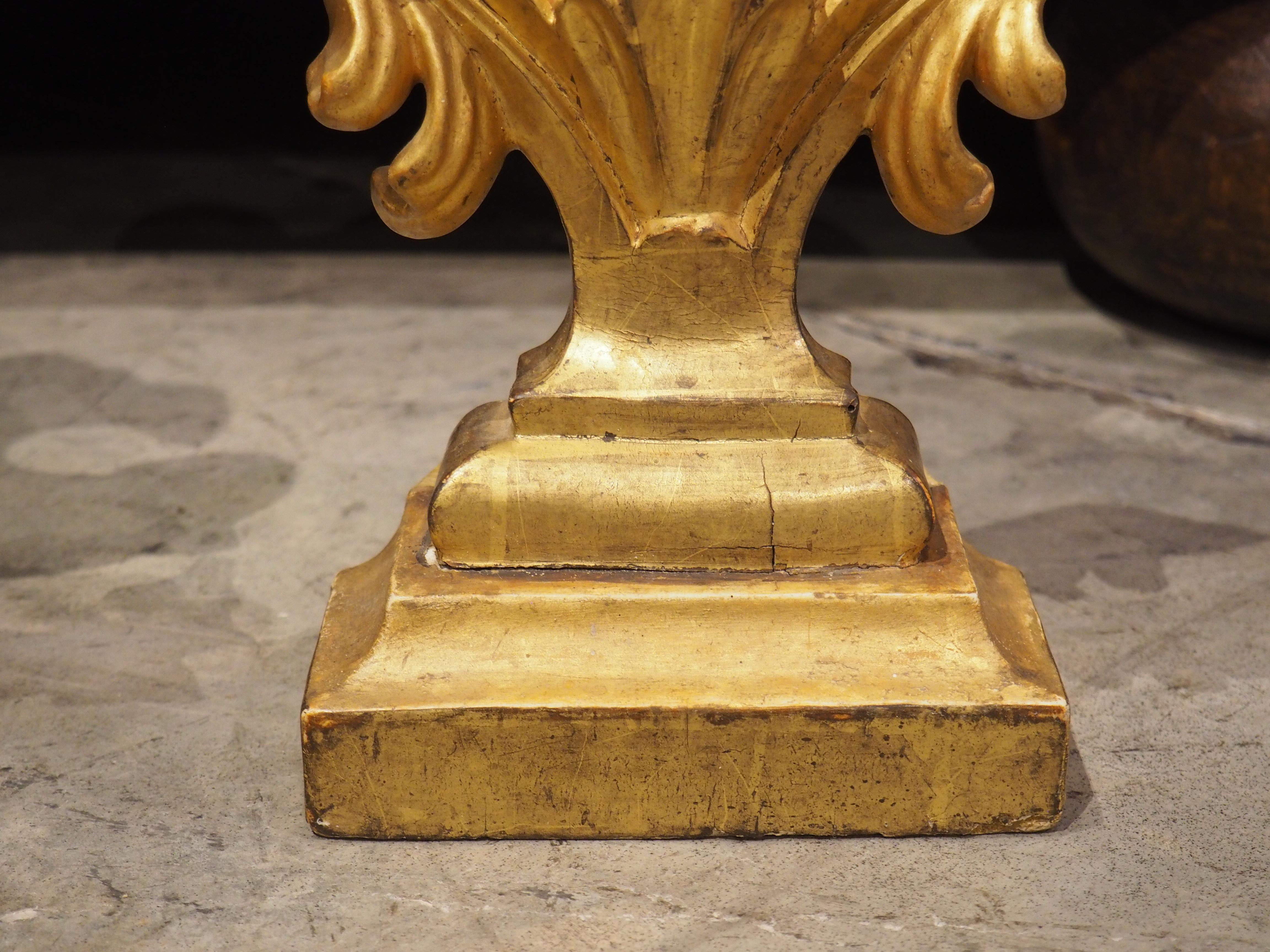 Coppia di terminali decorativi in legno dorato italiano del 1750 circa in vendita 2