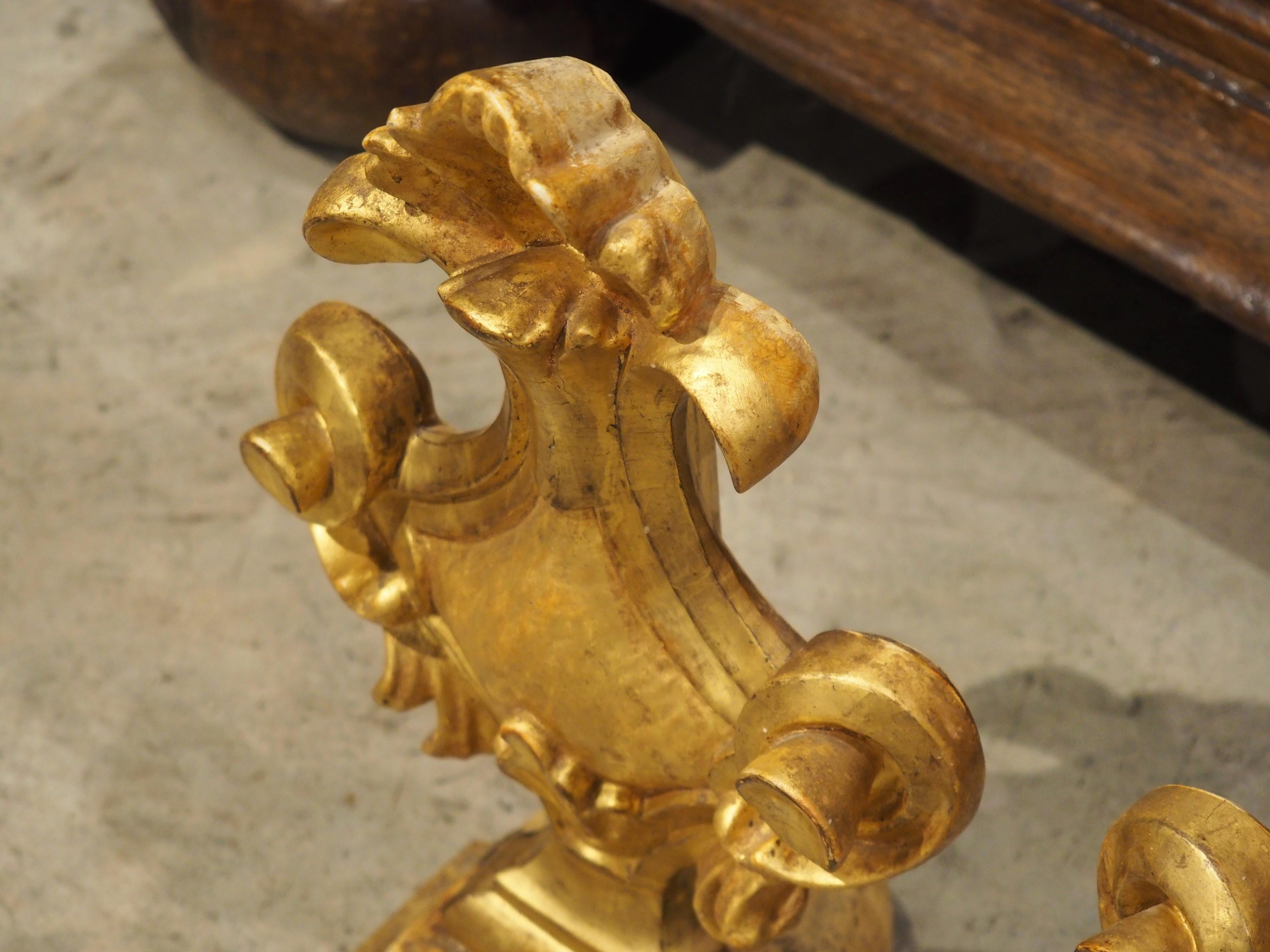 Coppia di terminali decorativi in legno dorato italiano del 1750 circa in vendita 3