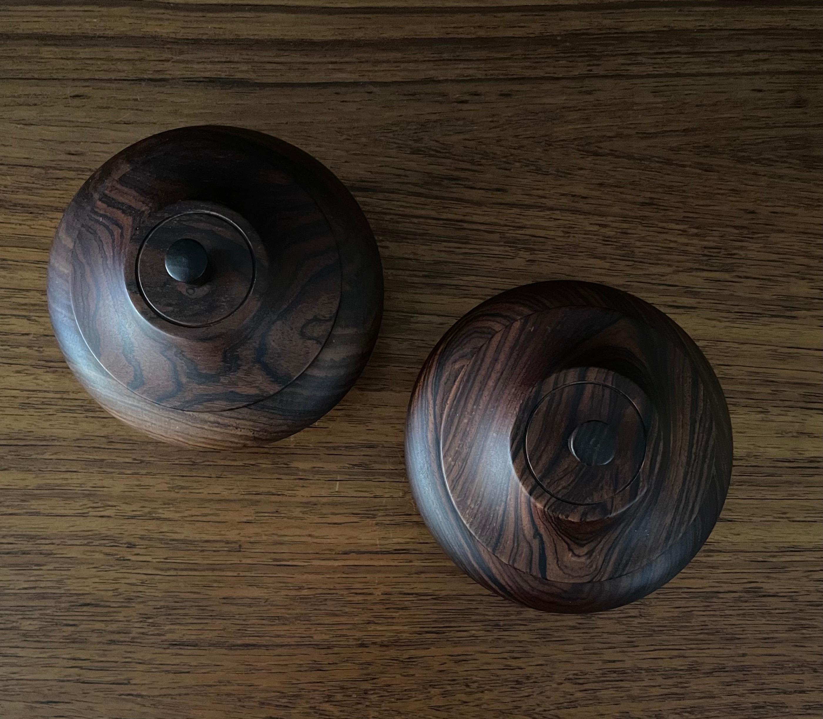 Costaricain Paire de candélabres décoratifs à couvercle en cocobolo et bois de rose en vente