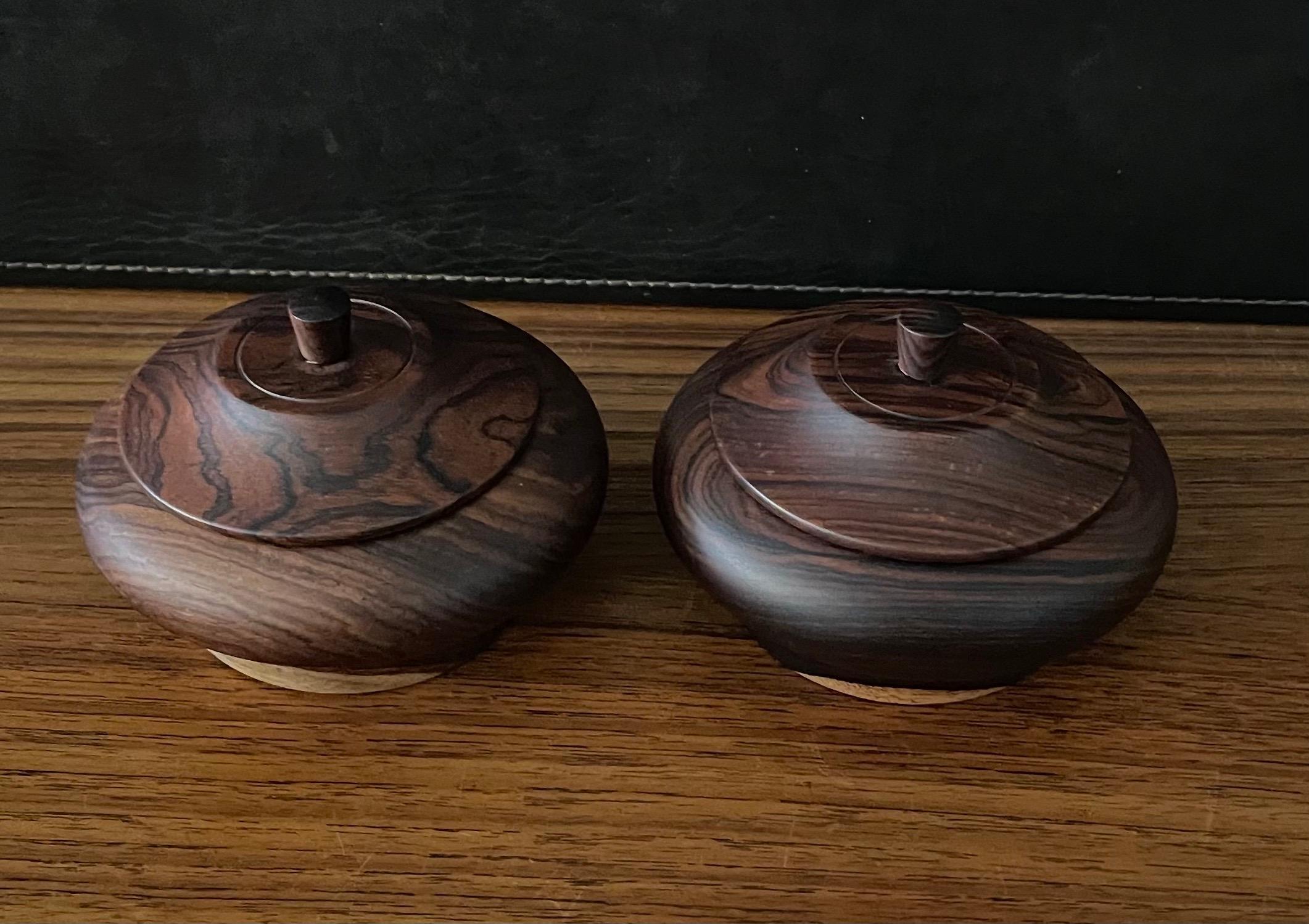 Bois de rose Paire de candélabres décoratifs à couvercle en cocobolo et bois de rose en vente