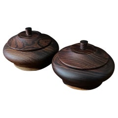 Coppia di contenitori decorativi con coperchio in cocobolo e palissandro