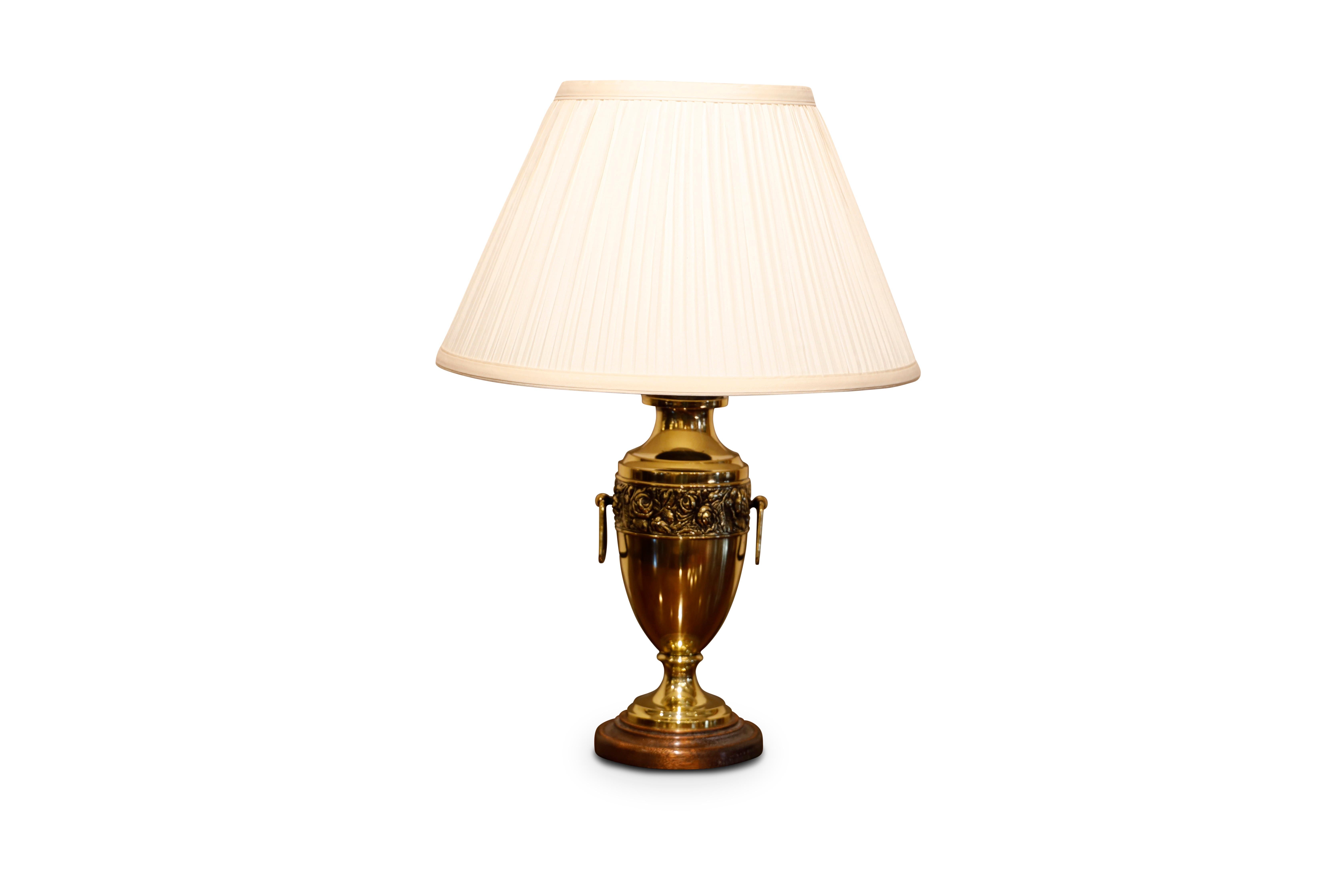 Paire de lampes de table décoratives en laiton anglais de l'époque édouardienne.   Finement décorée de roses et de poignées en laiton.  Le laiton est laqué et les lampes sont recâblées avec du câble neuf en tissu à l'ancienne.