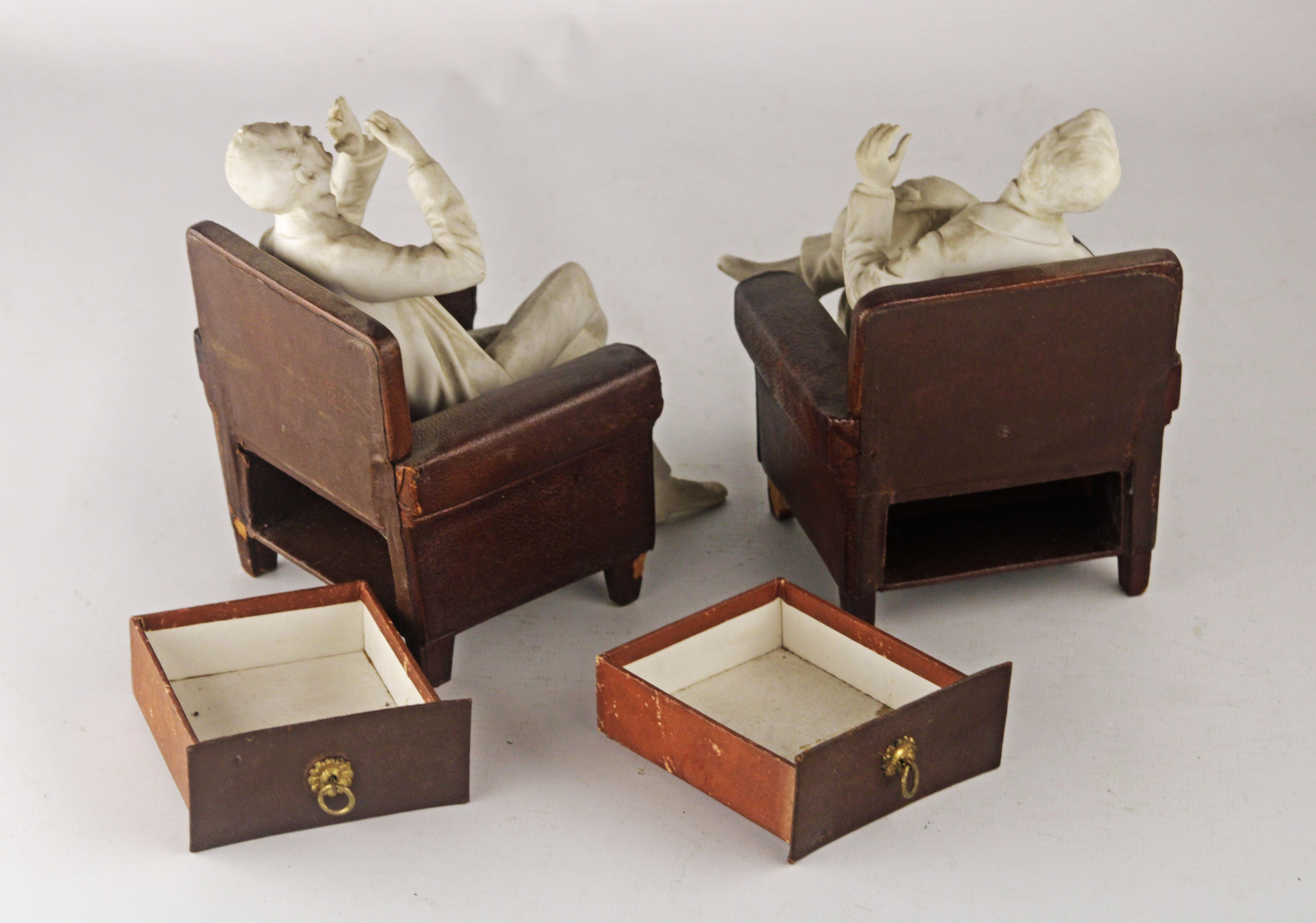 Pareja de esculturas decorativas de porcelana bizcochada del siglo XX con joyeros Moldeado en venta