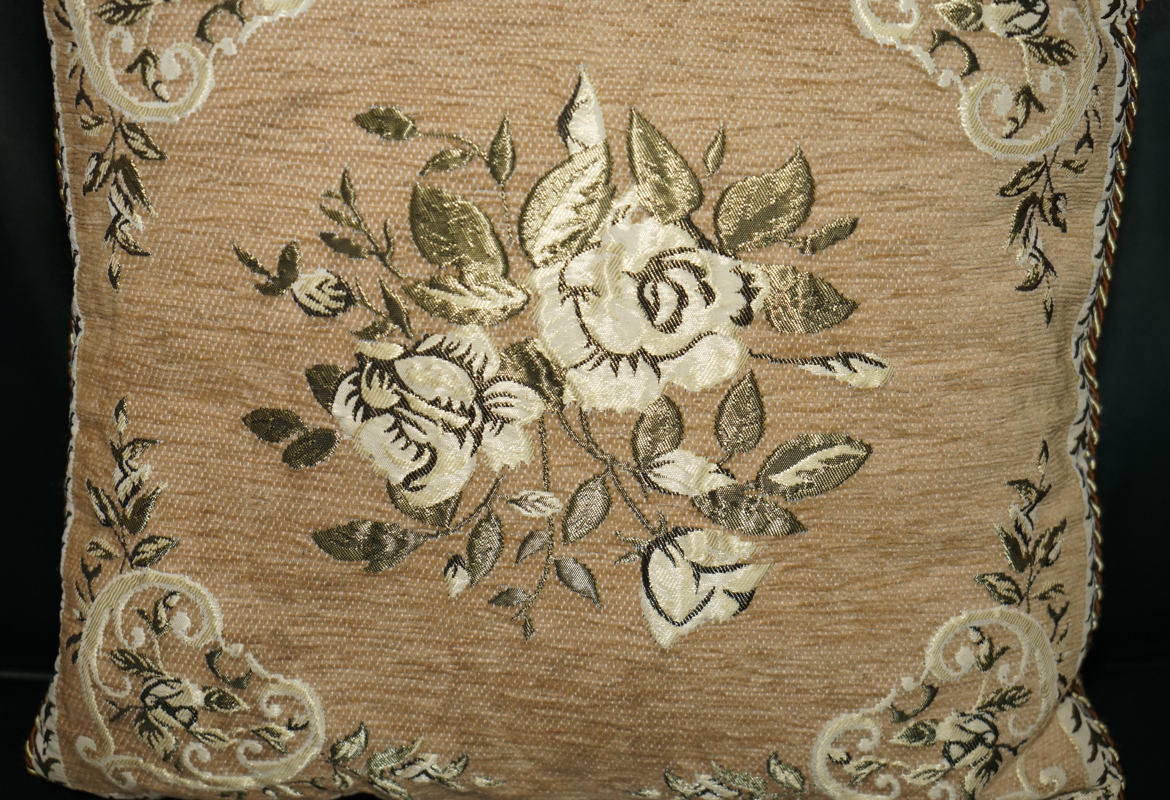 Country COPPIA DI CUSCINI DI DIVANO FLOREALI PIEGATI DECORATIVI CON CUSCINO EMBROIDERATO in vendita
