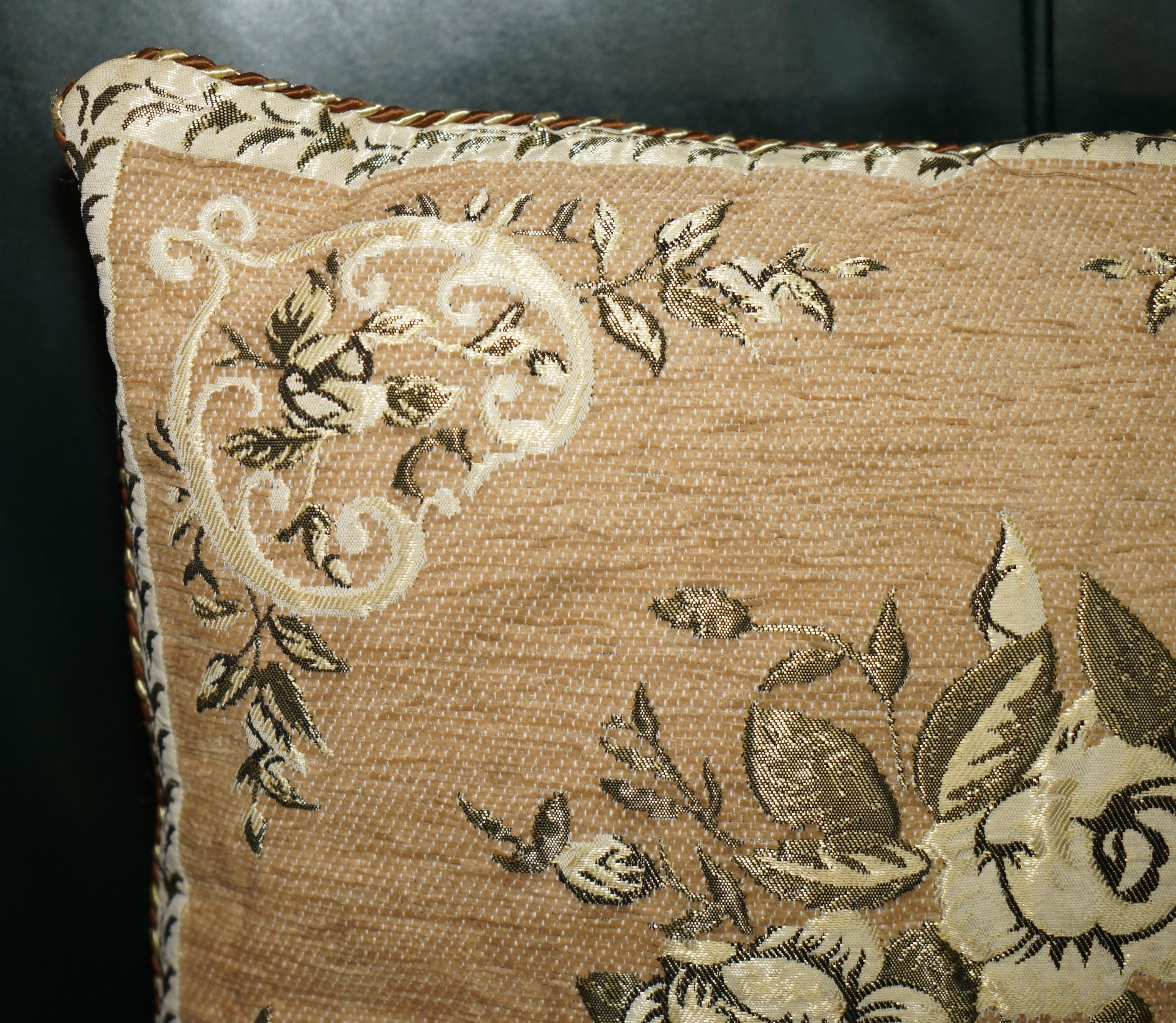 Fatto a mano COPPIA DI CUSCINI DI DIVANO FLOREALI PIEGATI DECORATIVI CON CUSCINO EMBROIDERATO in vendita