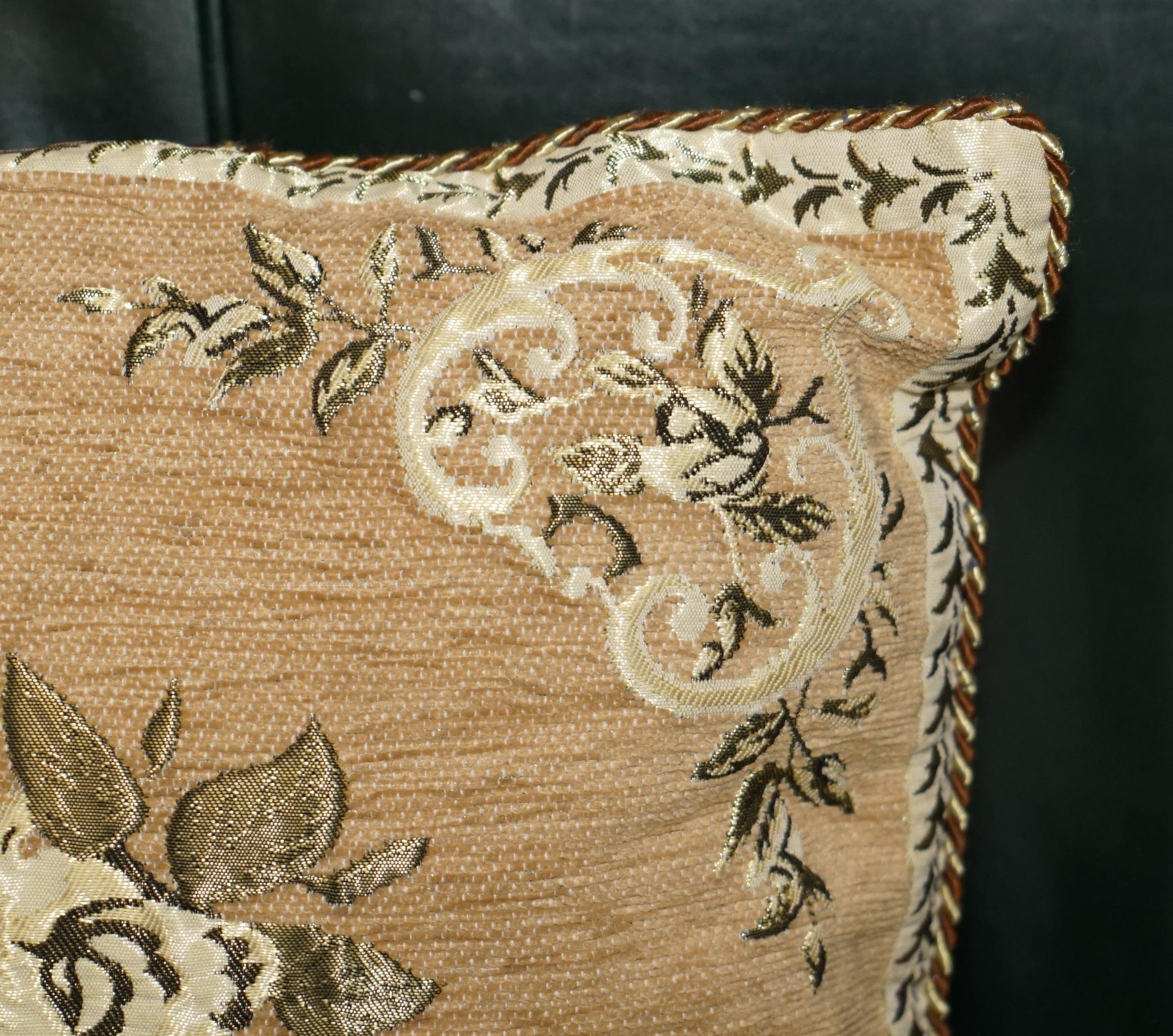 COPPIA DI CUSCINI DI DIVANO FLOREALI PIEGATI DECORATIVI CON CUSCINO EMBROIDERATO In condizioni buone in vendita a West Sussex, Pulborough