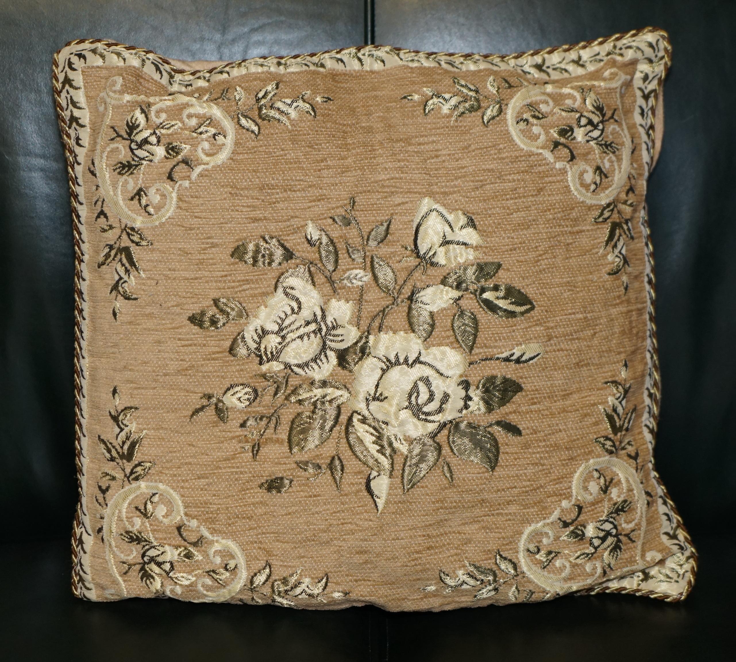 XX secolo COPPIA DI CUSCINI DI DIVANO FLOREALI PIEGATI DECORATIVI CON CUSCINO EMBROIDERATO in vendita