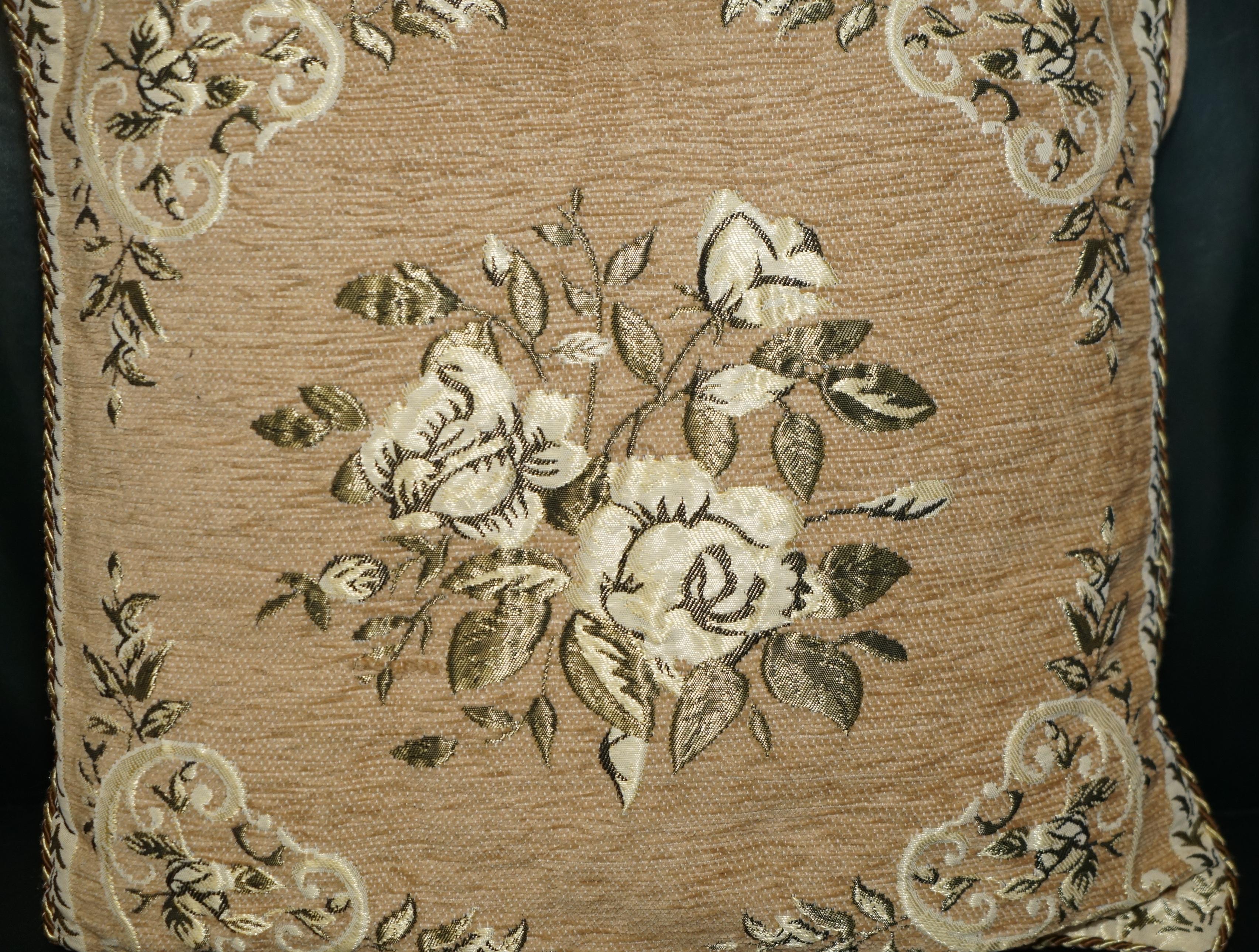 Tessuto COPPIA DI CUSCINI DI DIVANO FLOREALI PIEGATI DECORATIVI CON CUSCINO EMBROIDERATO in vendita