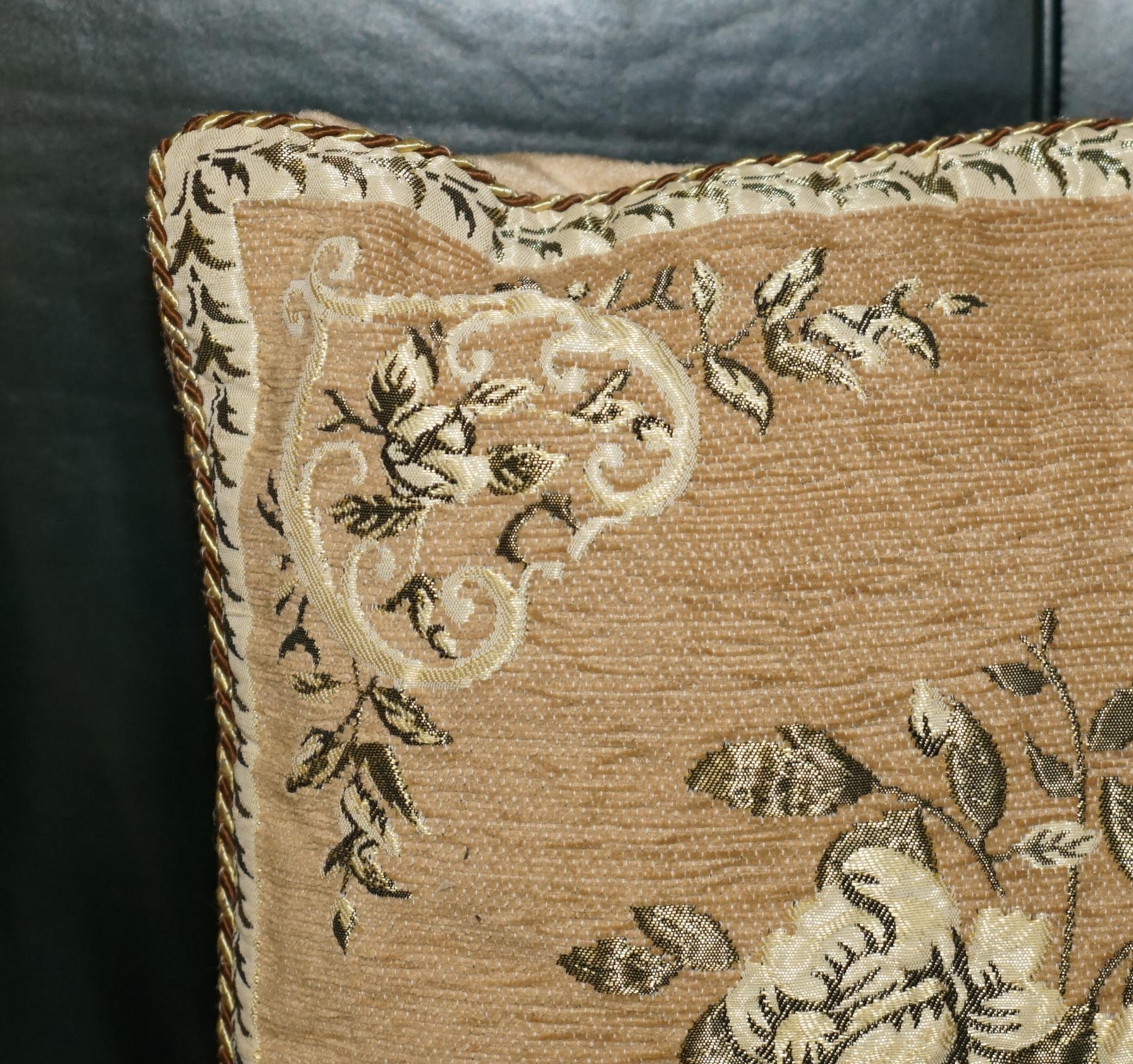 COPPIA DI CUSCINI DI DIVANO FLOREALI PIEGATI DECORATIVI CON CUSCINO EMBROIDERATO in vendita 1
