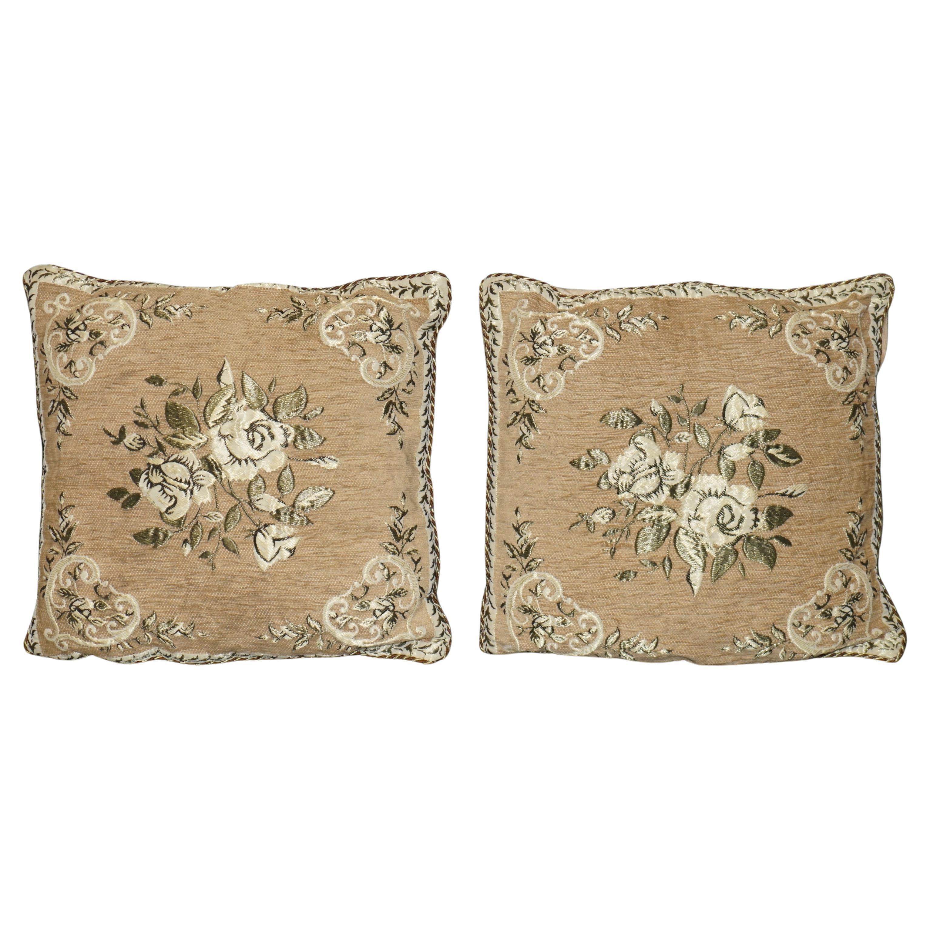 COPPIA DI CUSCINI DI DIVANO FLOREALI PIEGATI DECORATIVI CON CUSCINO EMBROIDERATO