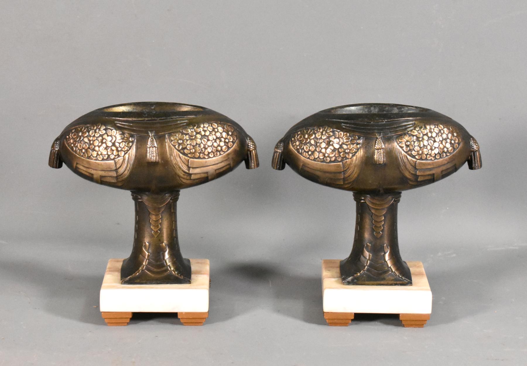 Bronzato Coppia di guarniture decorative in stile Art Déco francese in vendita