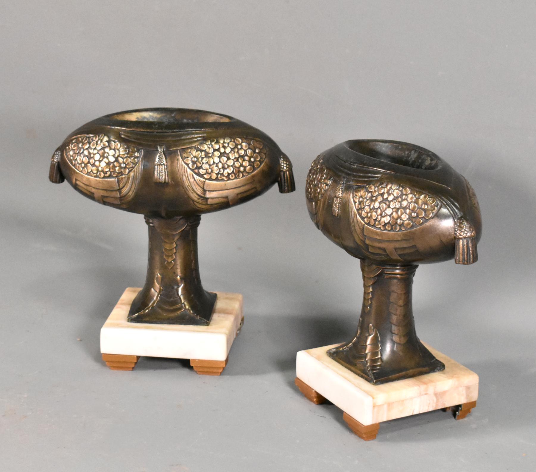 Ein Paar dekorative französische Art-déco-Garnituren (20. Jahrhundert) im Angebot
