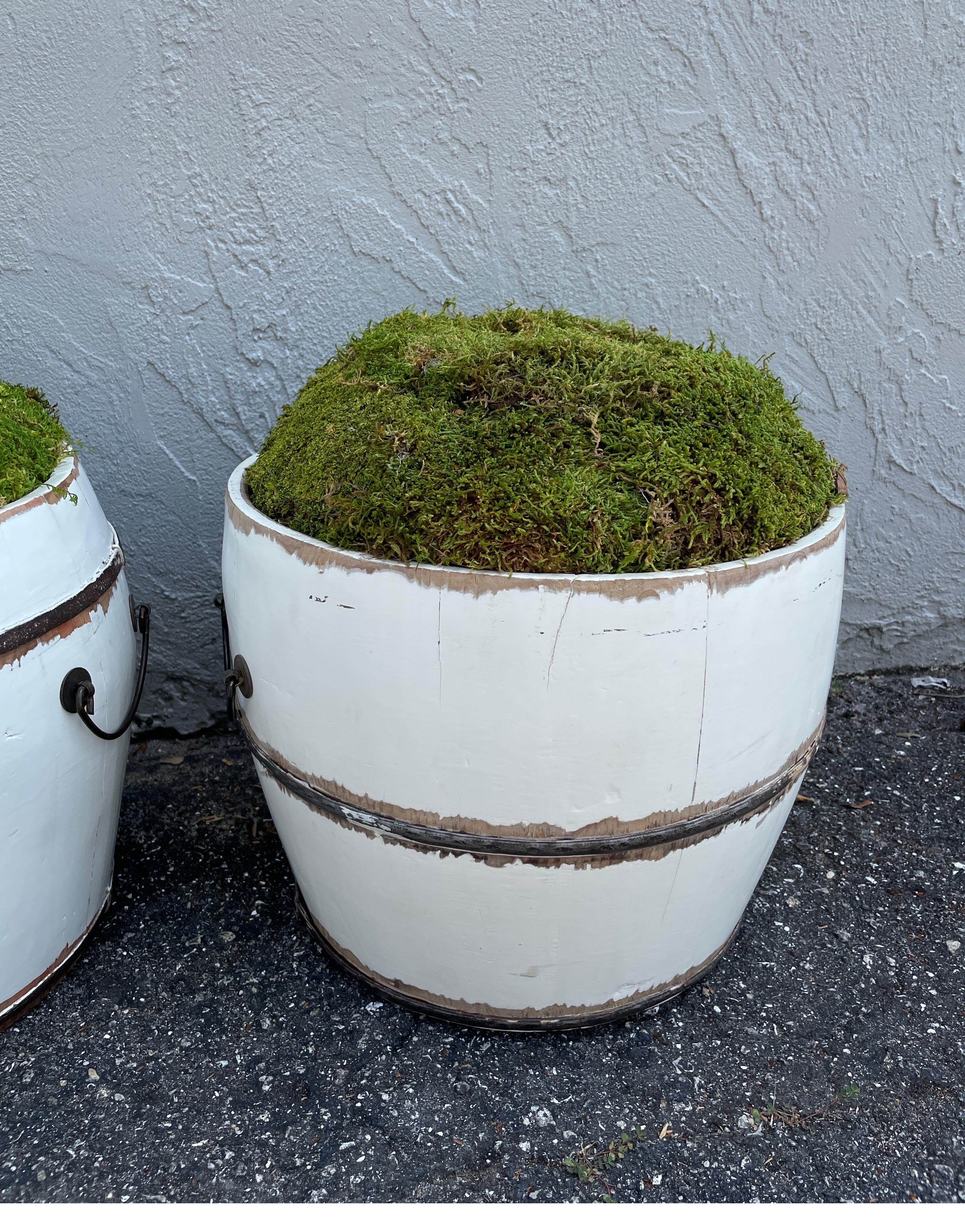 Country Paire de jardinières décoratives en forme de tonneau en bois peint, garnies de mousse en vente