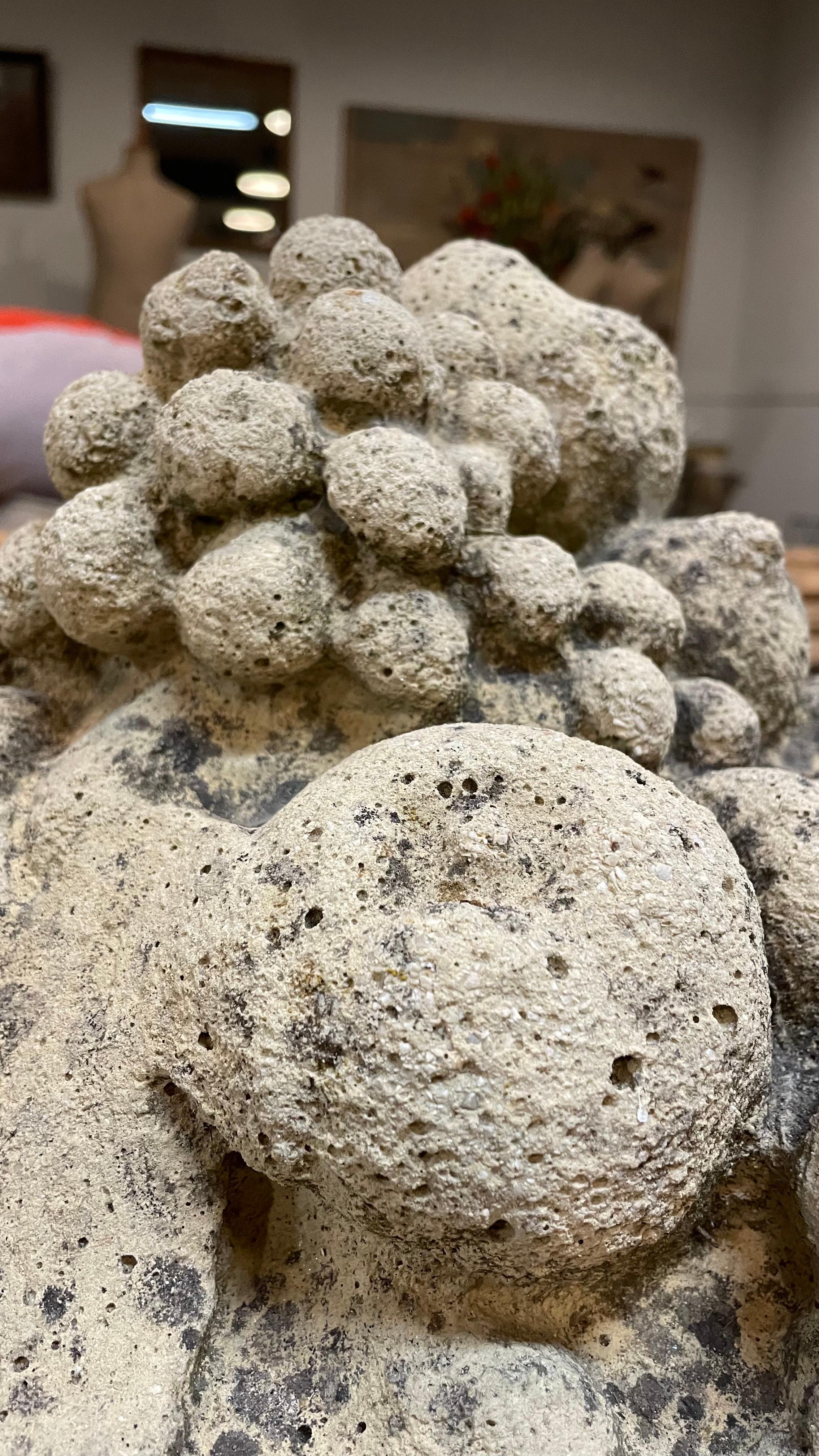 Dekorative Obstgefüllte Gartenurnen aus wiedergewonnenem Stein aus Frankreich, Paar (Sonstiges) im Angebot