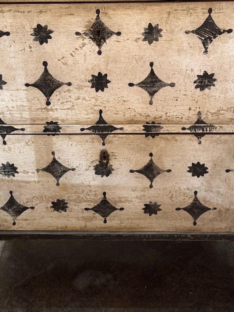 Pair of Decorative German Neo-Classical Hand Painted Bedside Tables In Good Condition For Sale In Dallas, TX