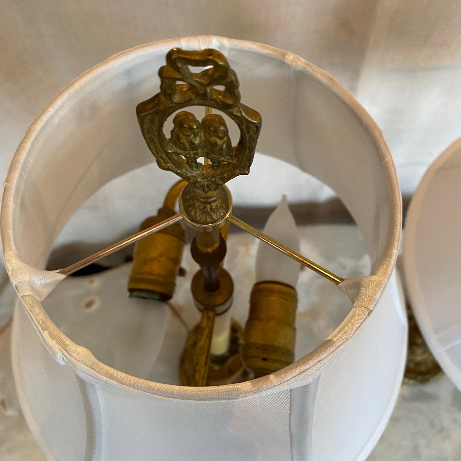 Dekorative figurale französische Tischlampen aus vergoldetem Messing in Gold, Paar  im Angebot 7
