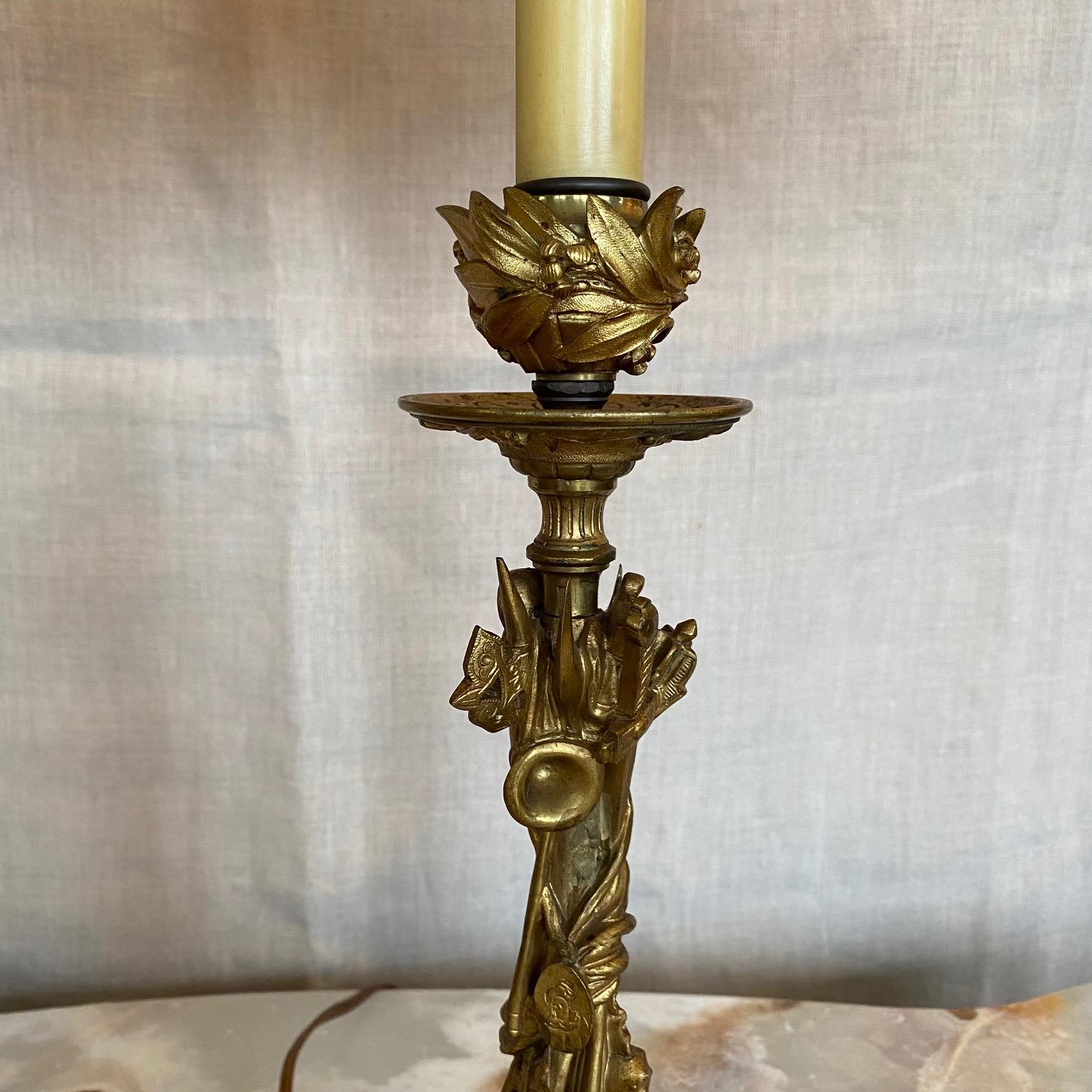 Dekorative figurale französische Tischlampen aus vergoldetem Messing in Gold, Paar  (Französisch) im Angebot