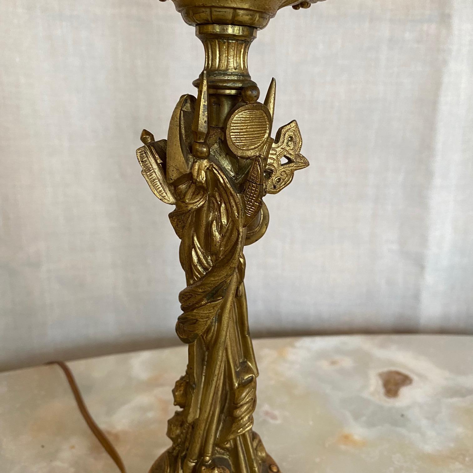 Dekorative figurale französische Tischlampen aus vergoldetem Messing in Gold, Paar  im Angebot 1
