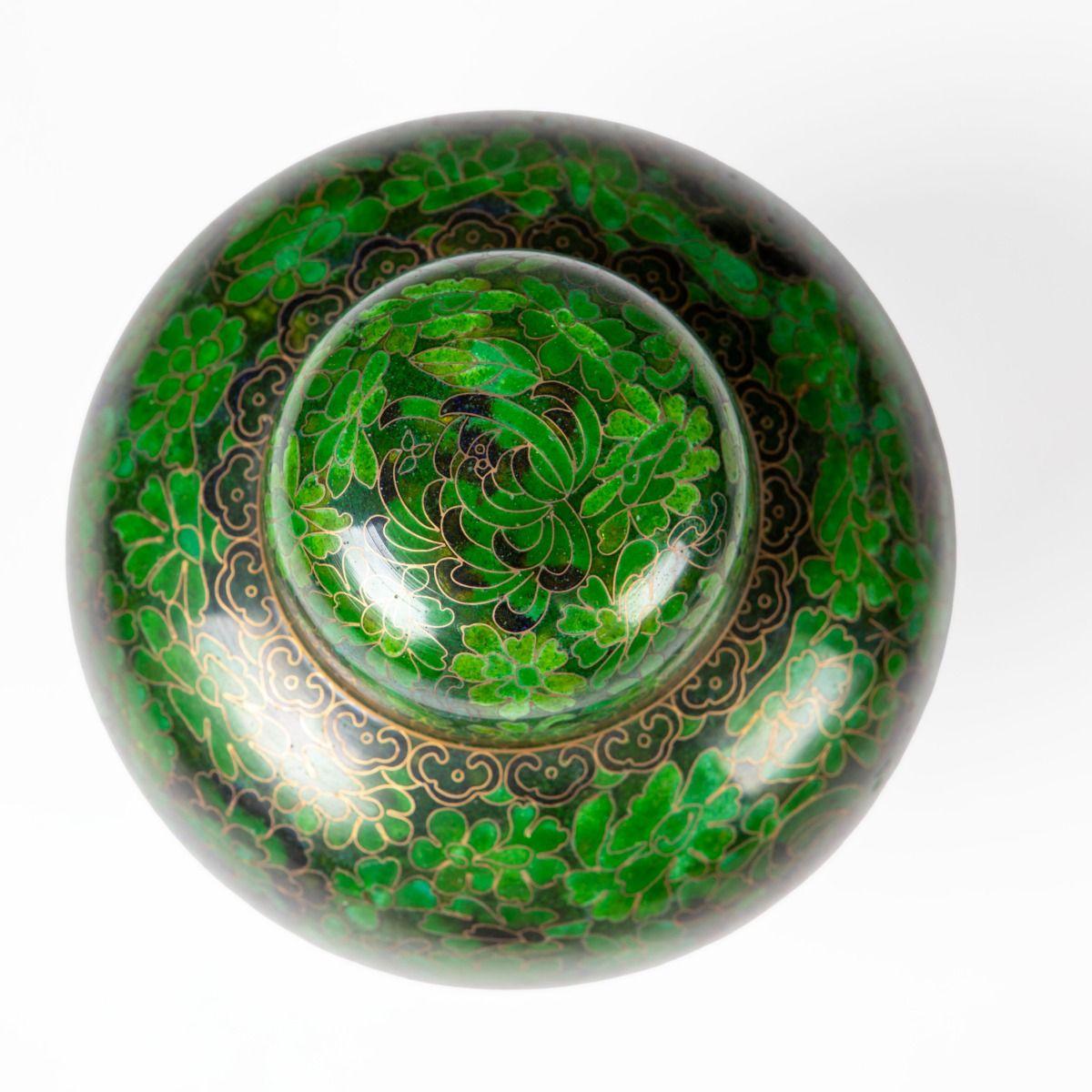 Coppia di vasi decorativi in cloisonné verde Greene & Greene in vendita 2