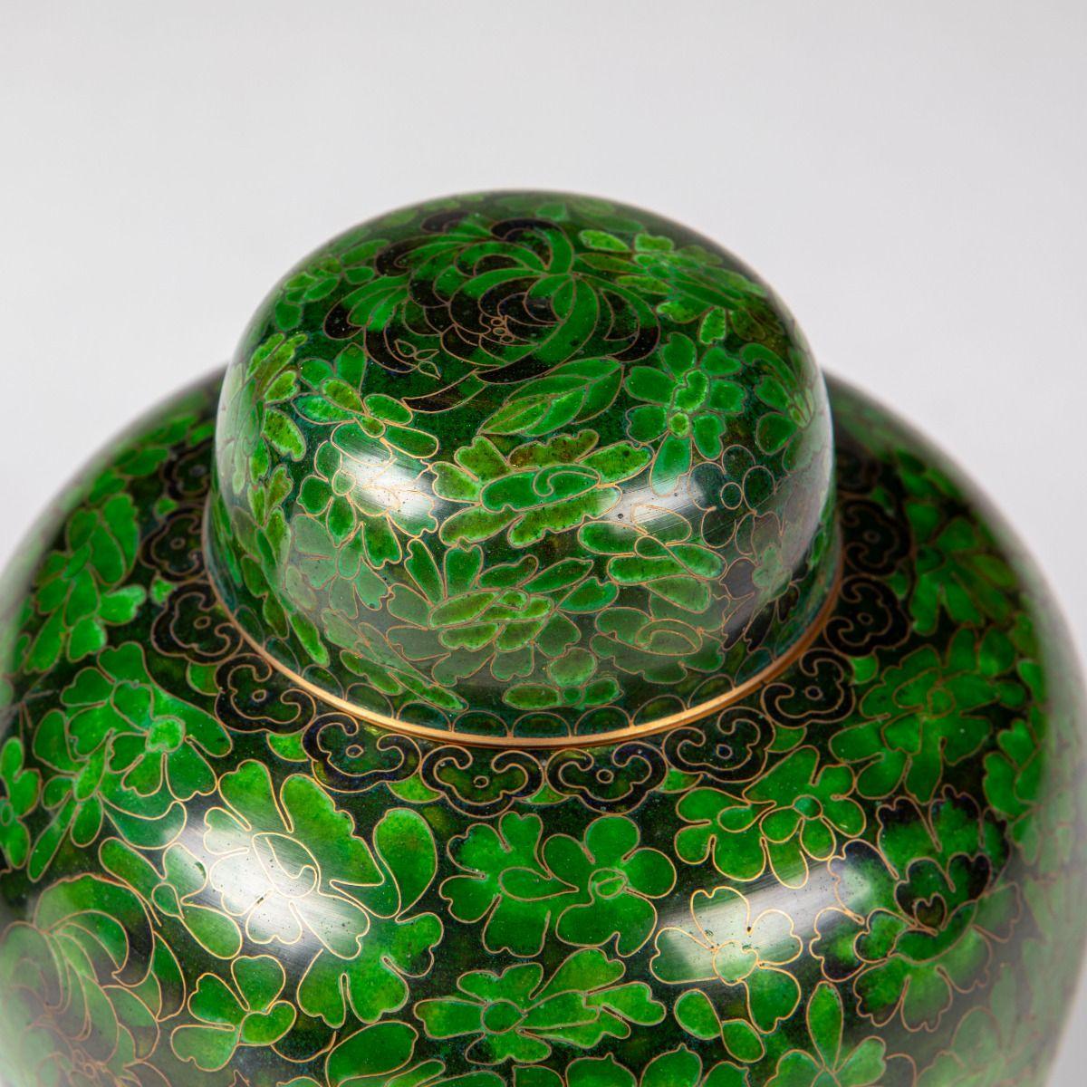 Coppia di vasi decorativi in cloisonné verde Greene & Greene in vendita 3