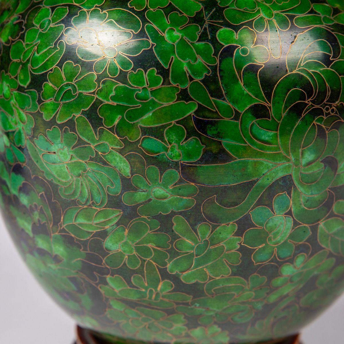 Coppia di vasi decorativi in cloisonné verde Greene & Greene in vendita 4