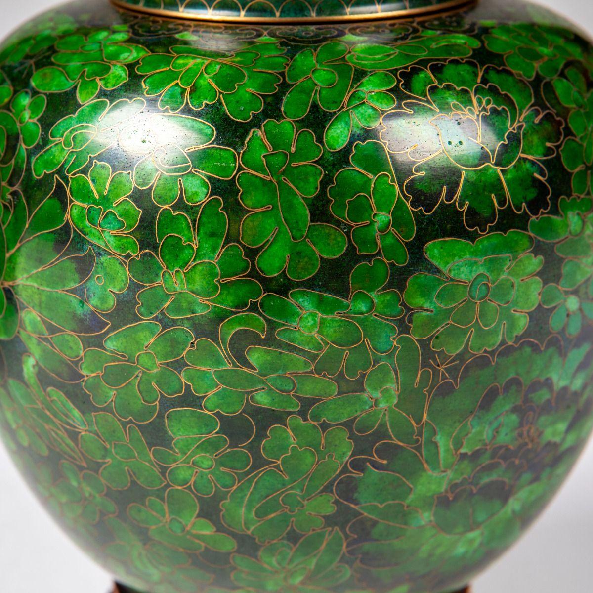 Coppia di vasi decorativi in cloisonné verde Greene & Greene in vendita 5