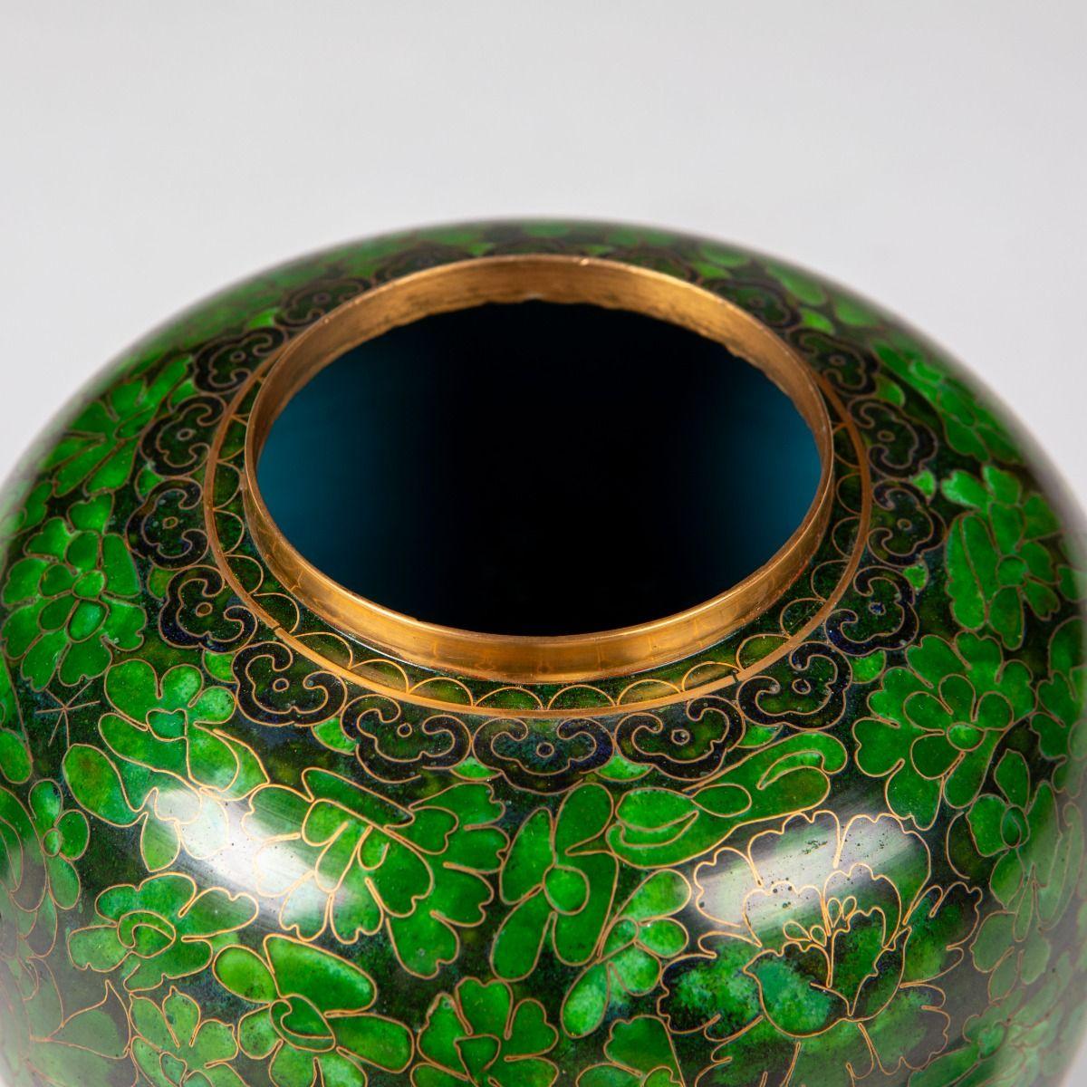 Coppia di vasi decorativi in cloisonné verde Greene & Greene in vendita 6