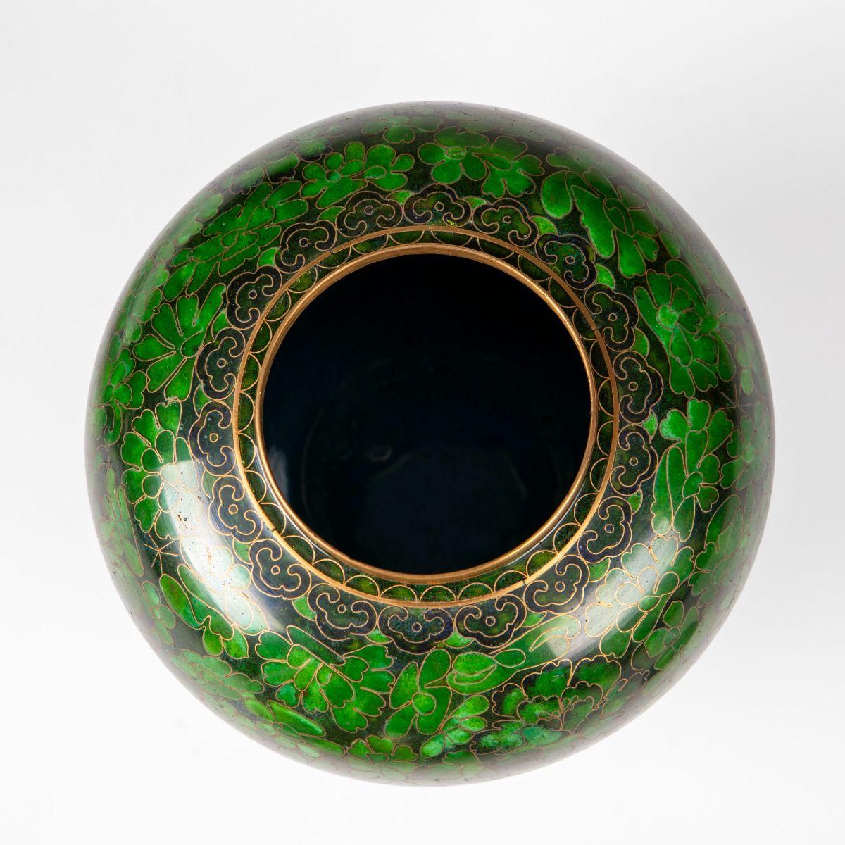 Coppia di vasi decorativi in cloisonné verde Greene & Greene in vendita 7