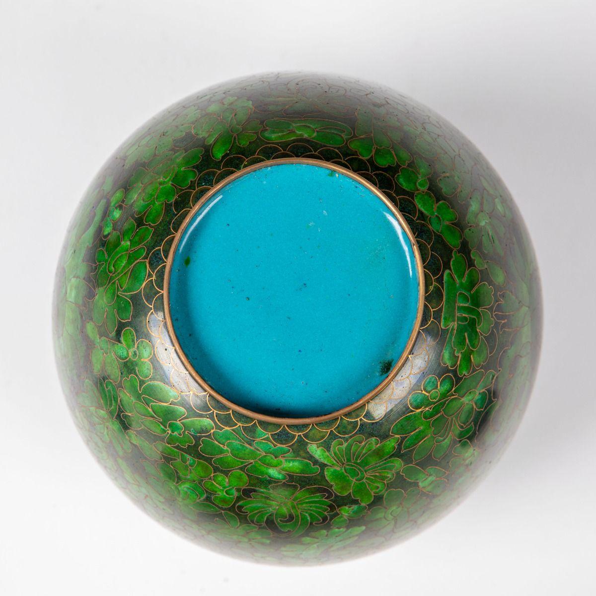 Coppia di vasi decorativi in cloisonné verde Greene & Greene in vendita 8