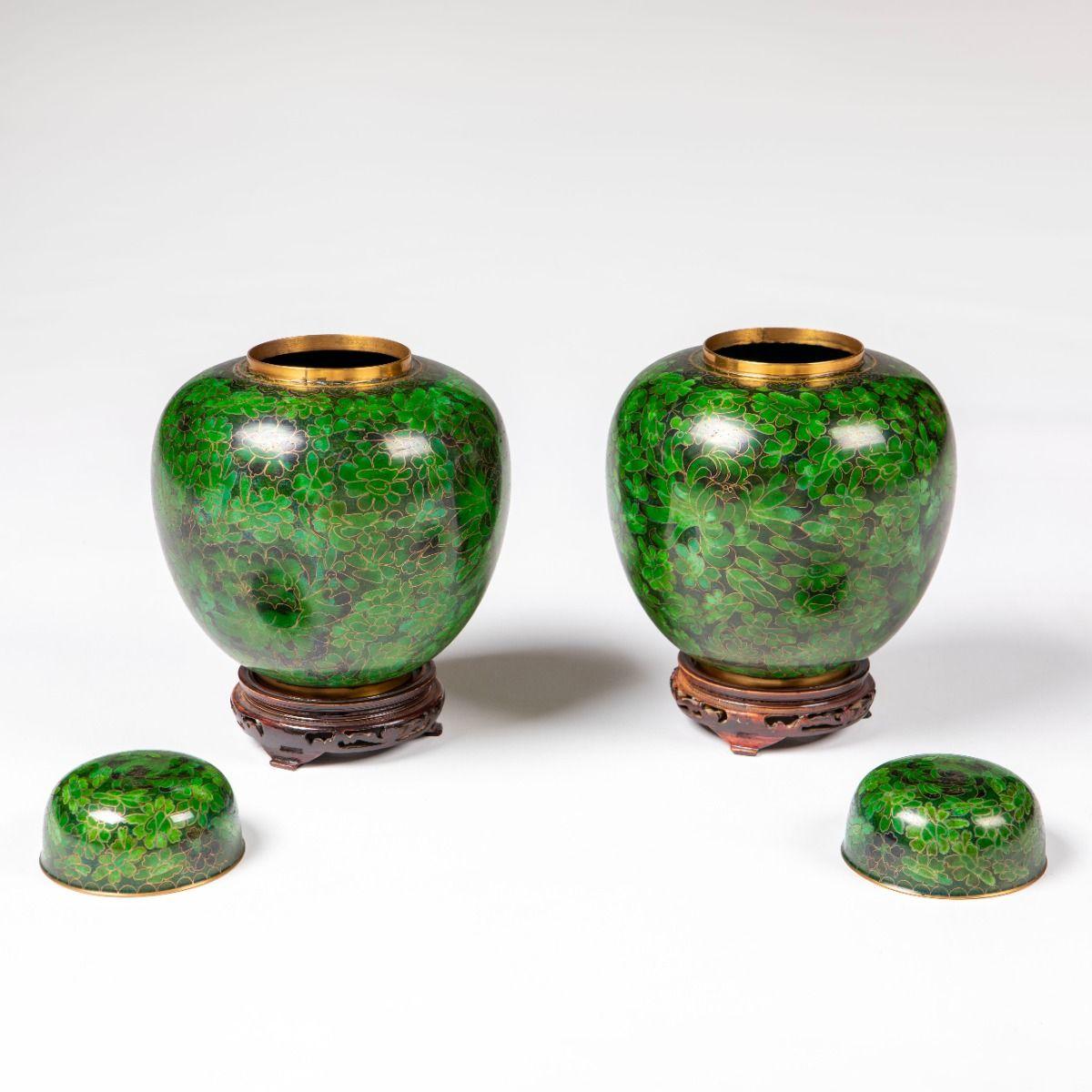 Qing Coppia di vasi decorativi in cloisonné verde Greene & Greene in vendita