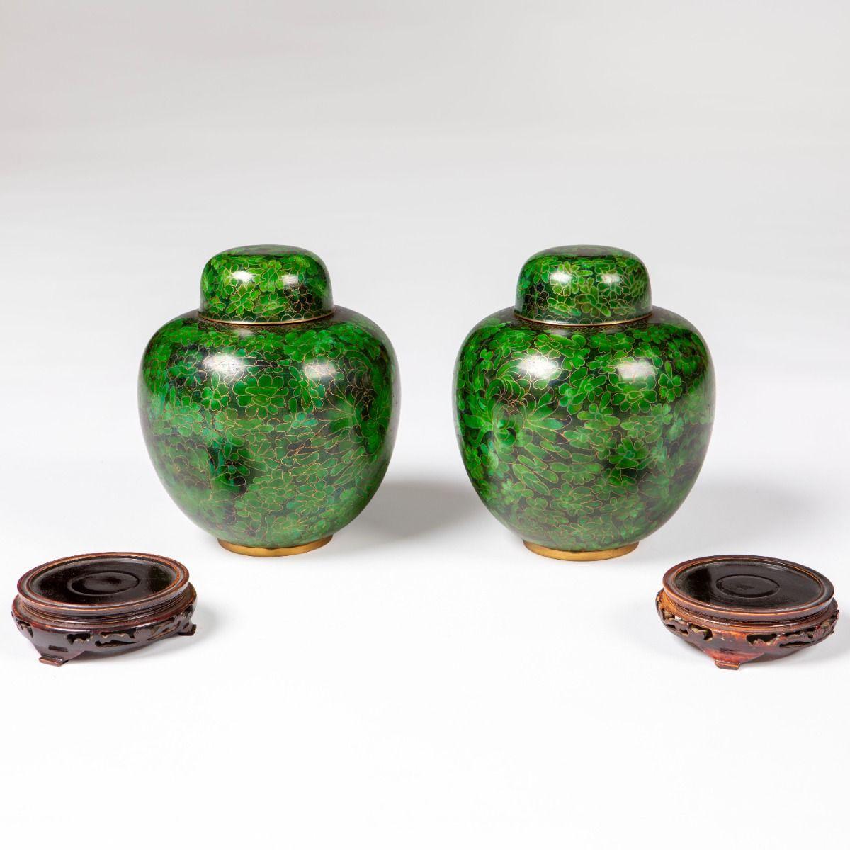 Cinese Coppia di vasi decorativi in cloisonné verde Greene & Greene in vendita