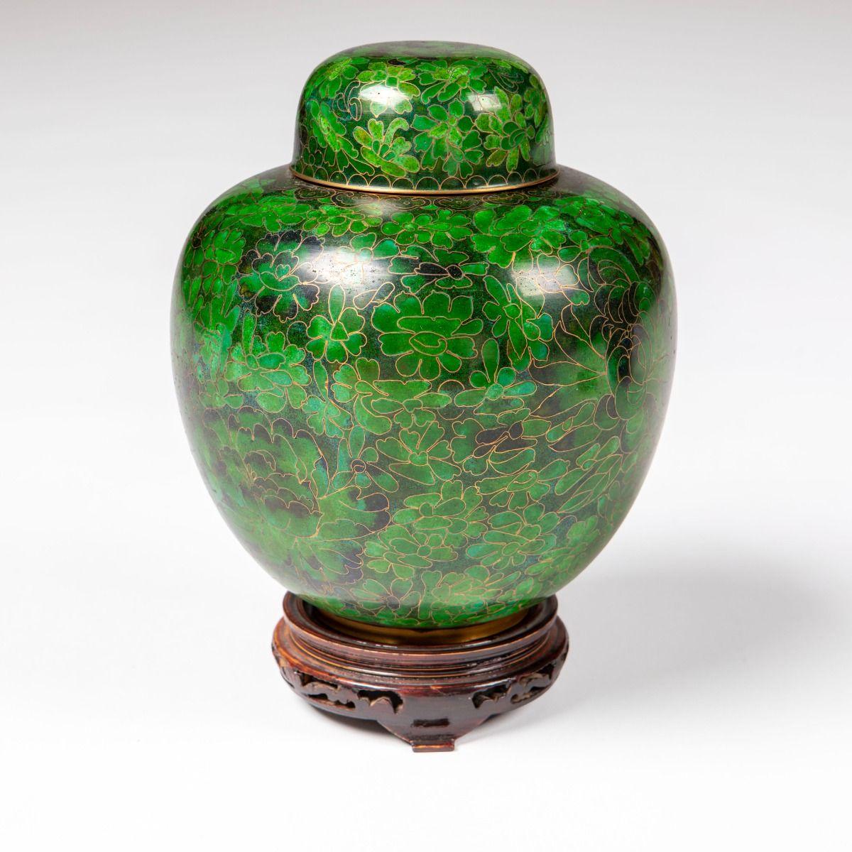 Cloisonné Coppia di vasi decorativi in cloisonné verde Greene & Greene in vendita