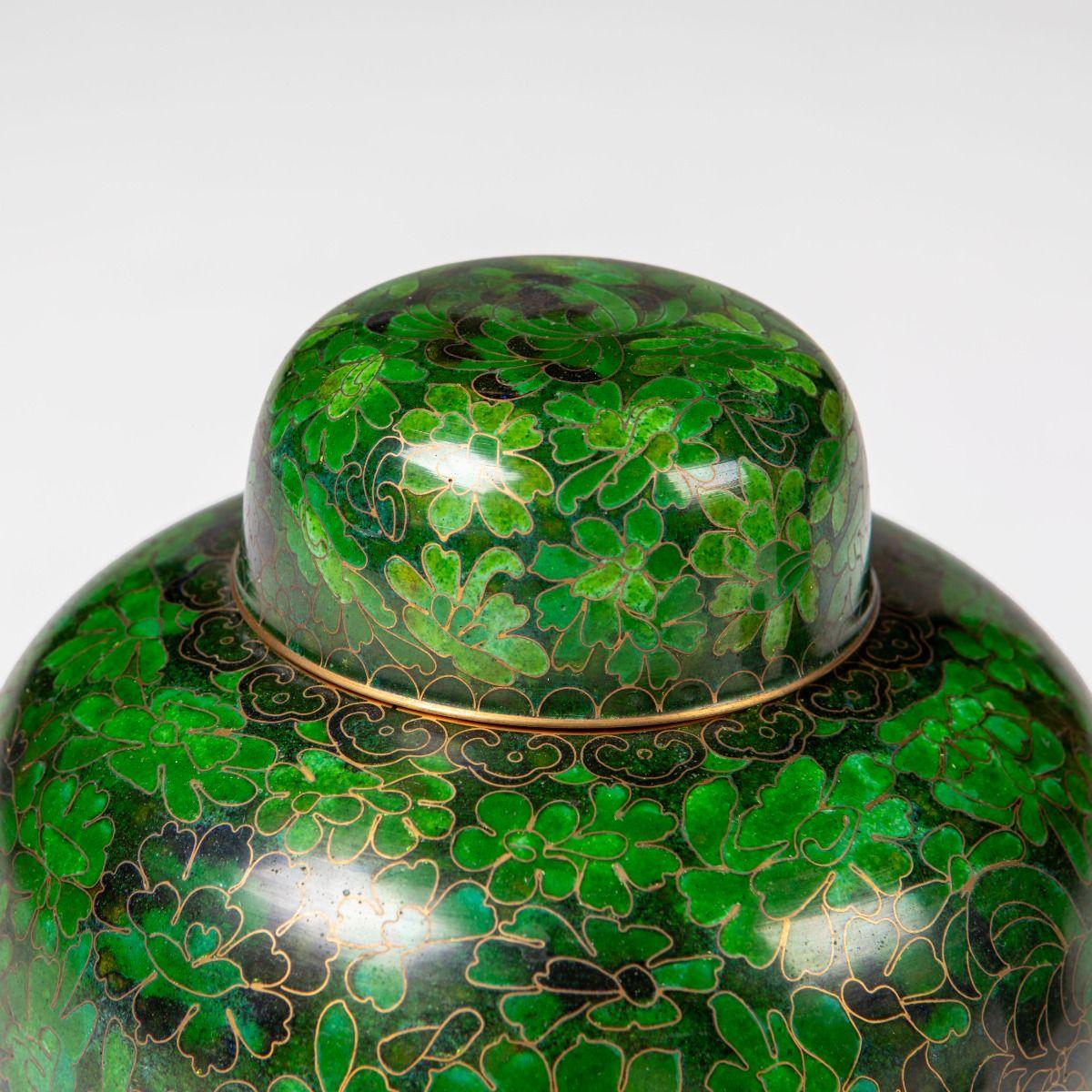 Coppia di vasi decorativi in cloisonné verde Greene & Greene In condizioni buone in vendita a Kastrup, DK