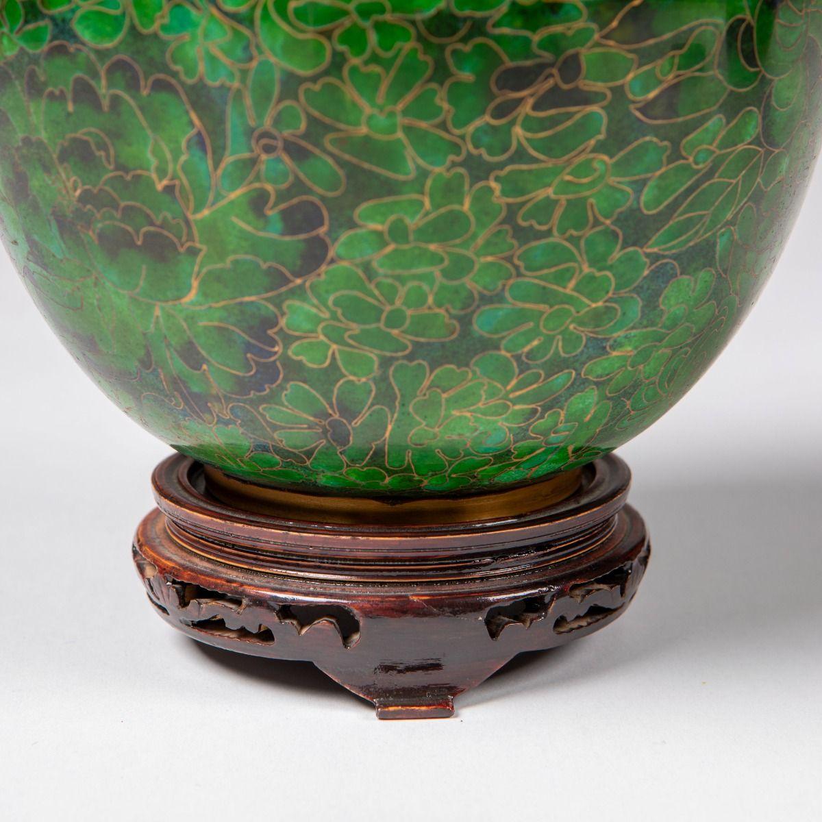 XX secolo Coppia di vasi decorativi in cloisonné verde Greene & Greene in vendita