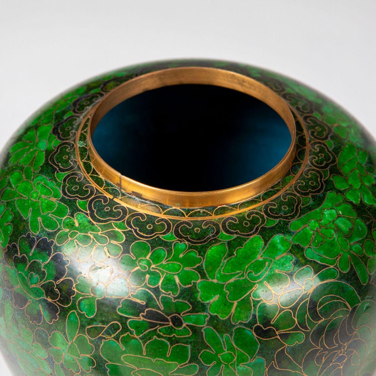 Ottone Coppia di vasi decorativi in cloisonné verde Greene & Greene in vendita